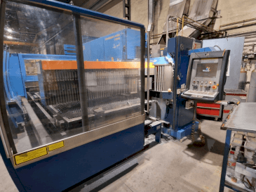Widok z przodu maszyny Prima Industrie PLATINO 1530