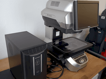 Widok z przodu maszyny KEYENCE 8030T