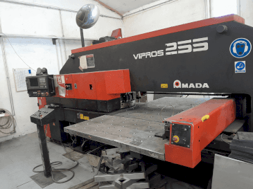 Widok z przodu maszyny AMADA Vipros 255