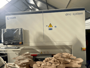 Widok z przodu maszyny SCM DMC SYSTEM