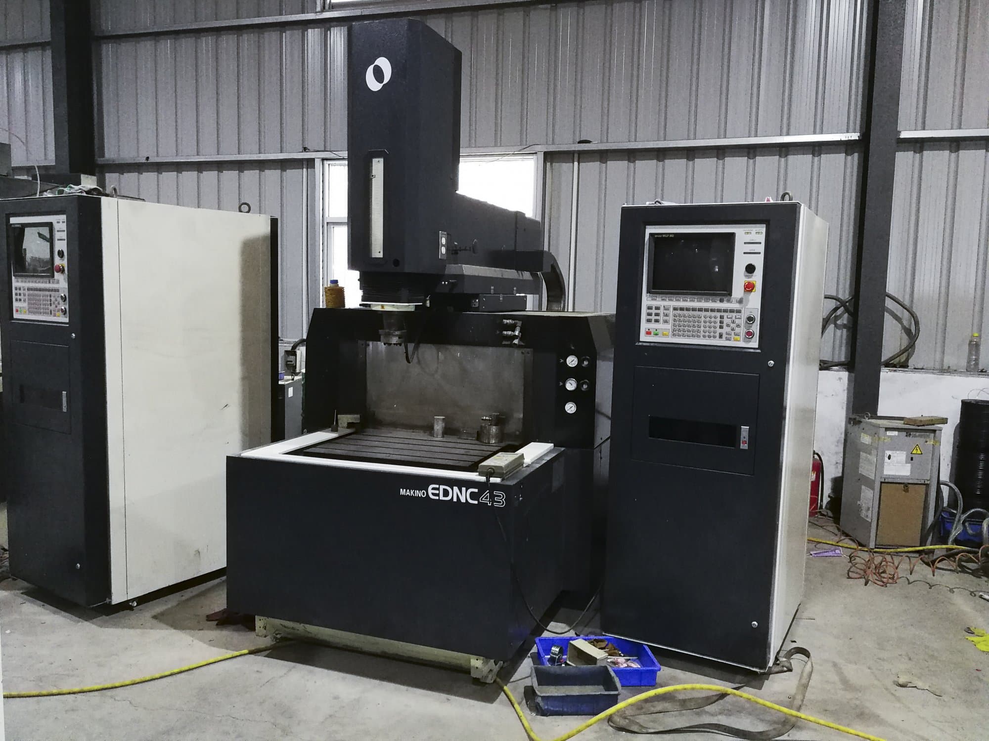 Widok z przodu maszyny Makino EDNC43