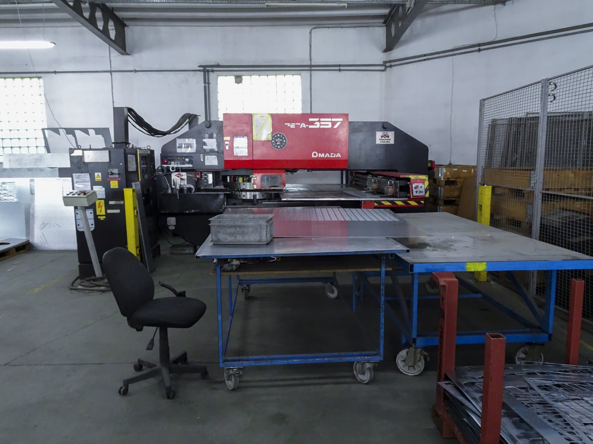 Widok z przodu maszyny AMADA PEGA 357