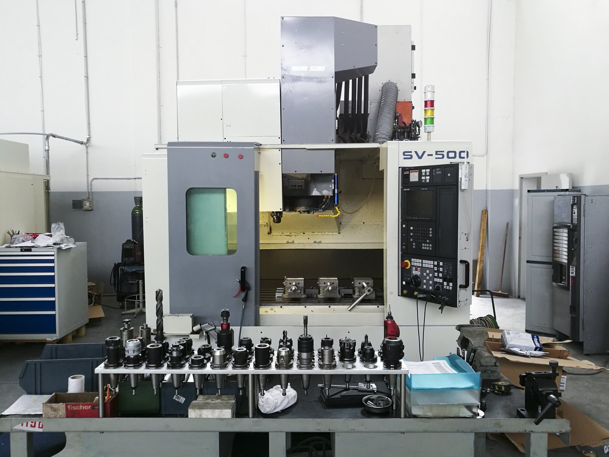 Widok z przodu maszyny MORI SEIKI SV-500