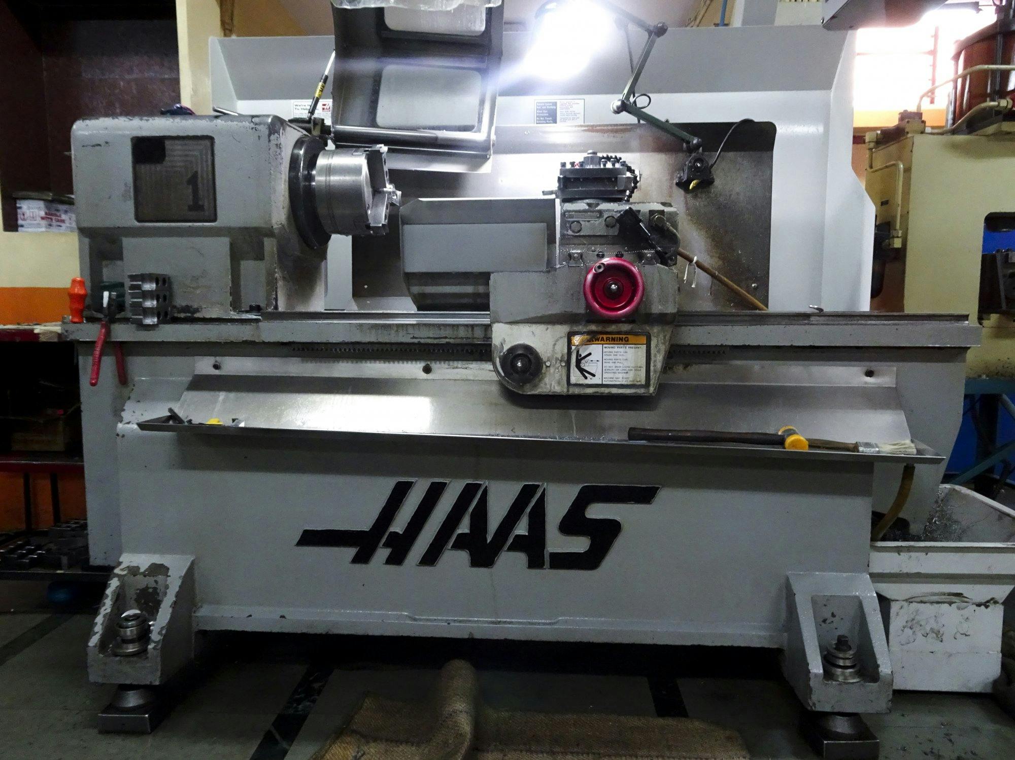 Widok z przodu maszyny HAAS TL-1