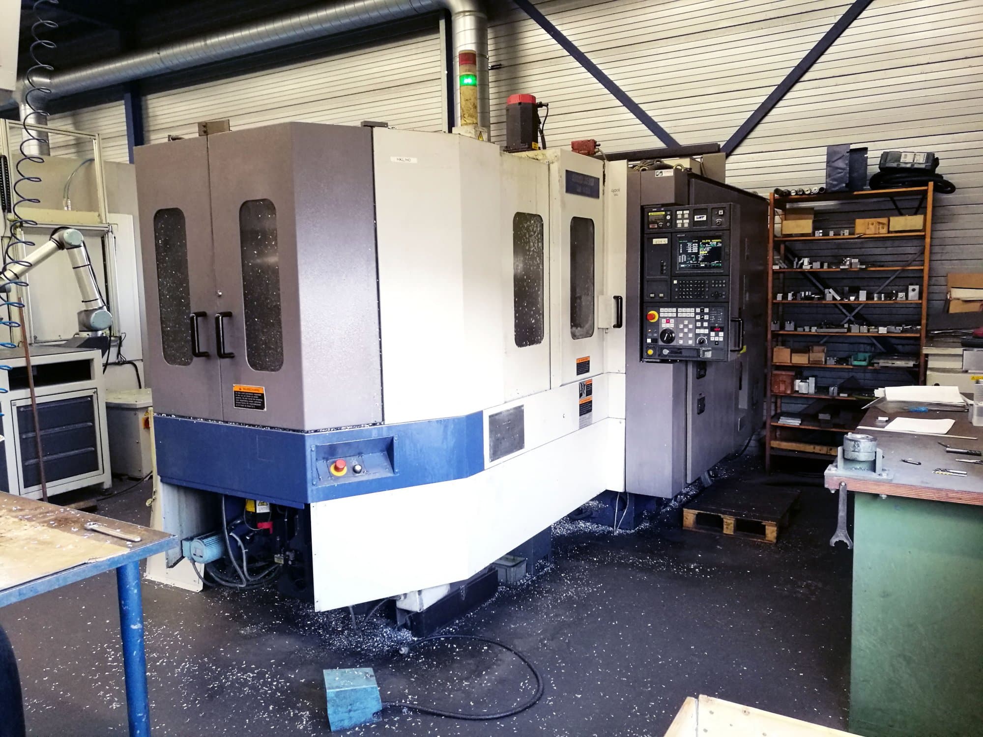 Widok z prawej maszyny MORI SEIKI SH-403