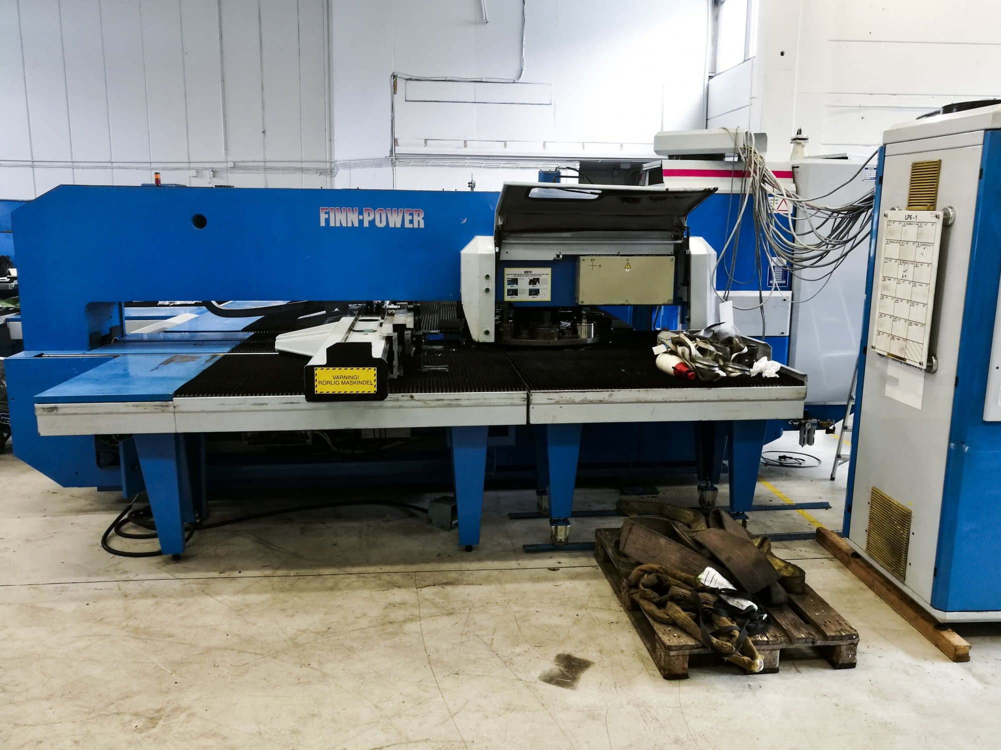 Widok z przodu maszyny Finn-Power LP6 SB