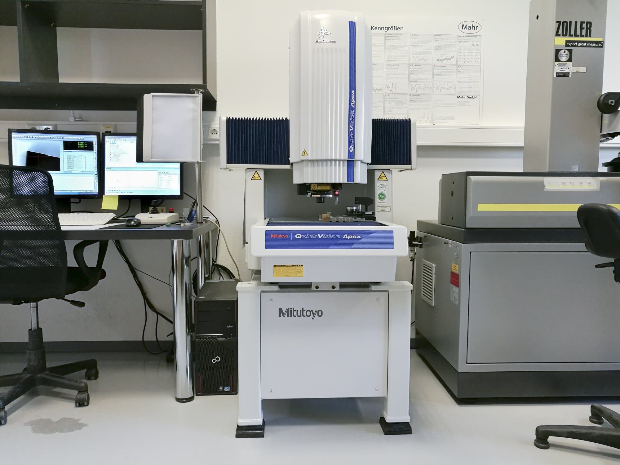 Widok z przodu maszyny Mitutoyo QVT1-X302PIL-C