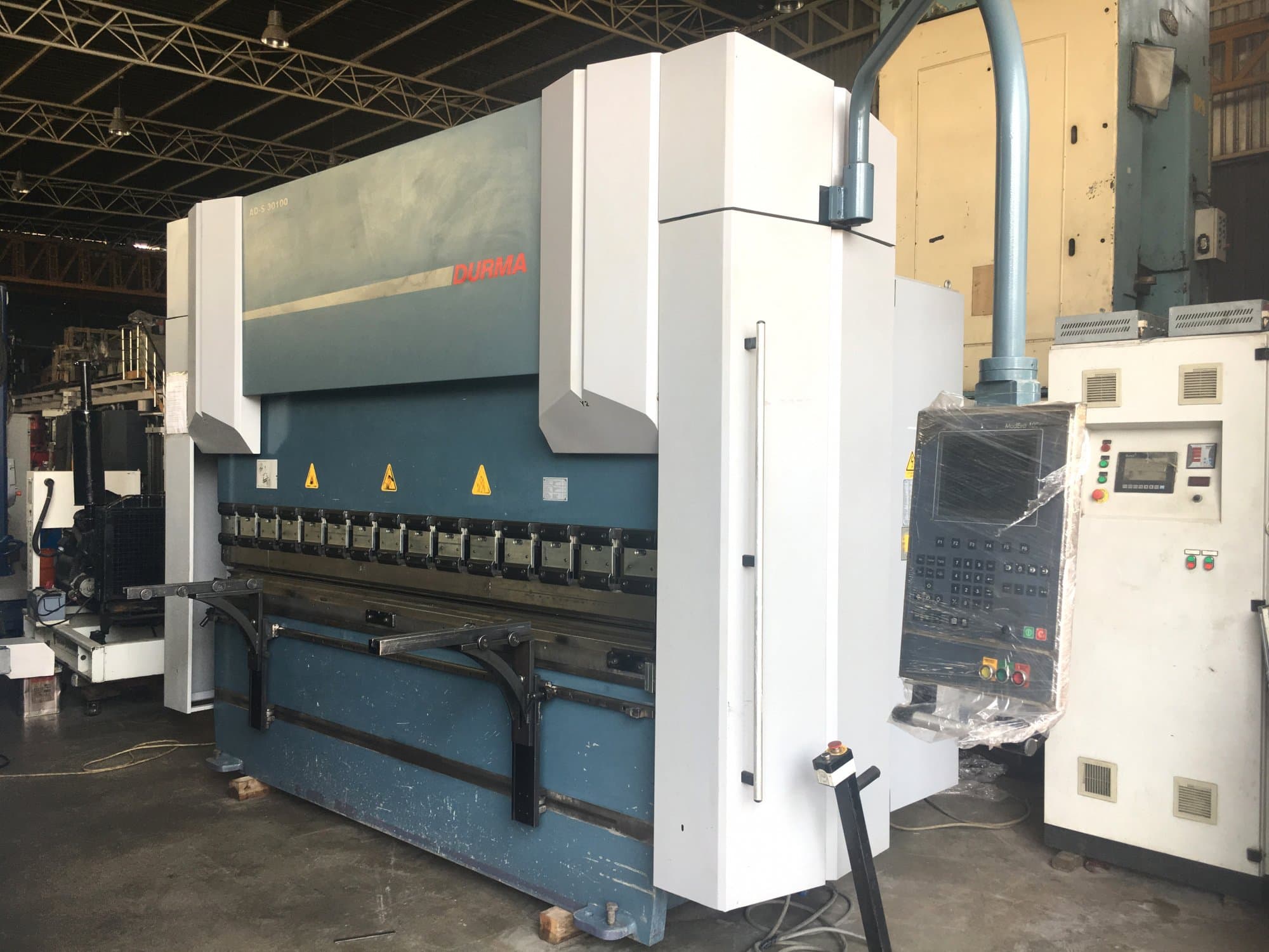 Widok z prawej maszyny Durma AD-S 30100