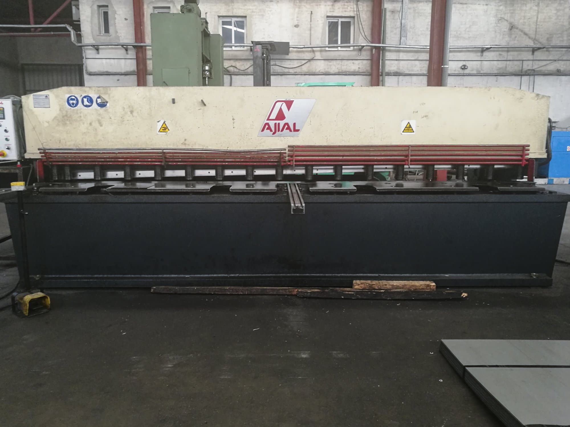 Widok z przodu maszyny Ajial CB-640