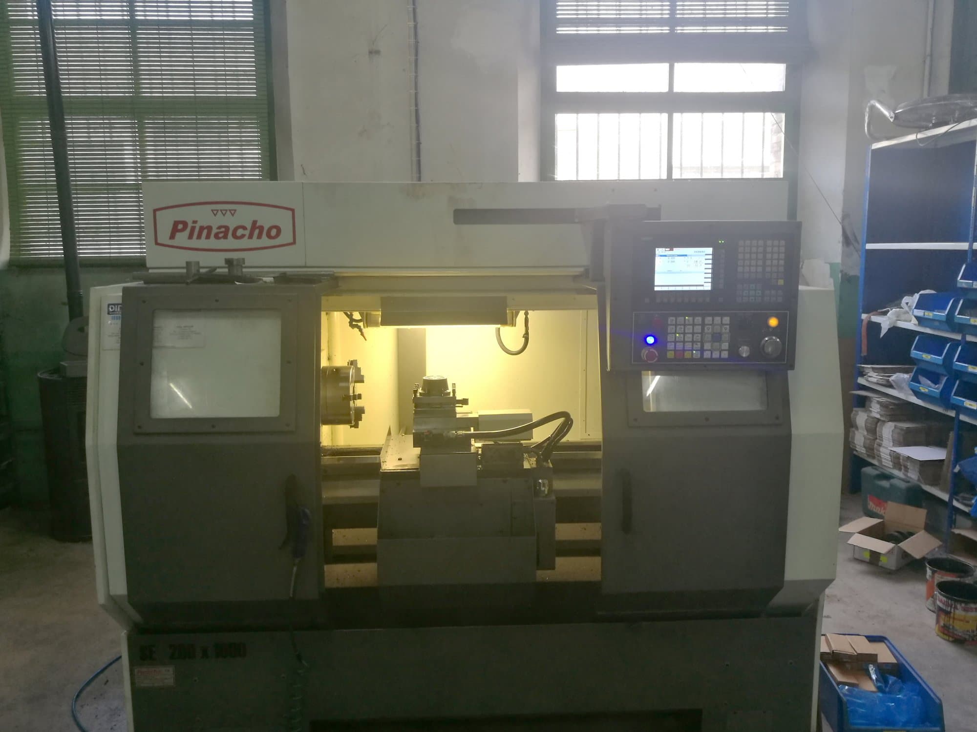 Widok z przodu maszyny Pinacho SE-200