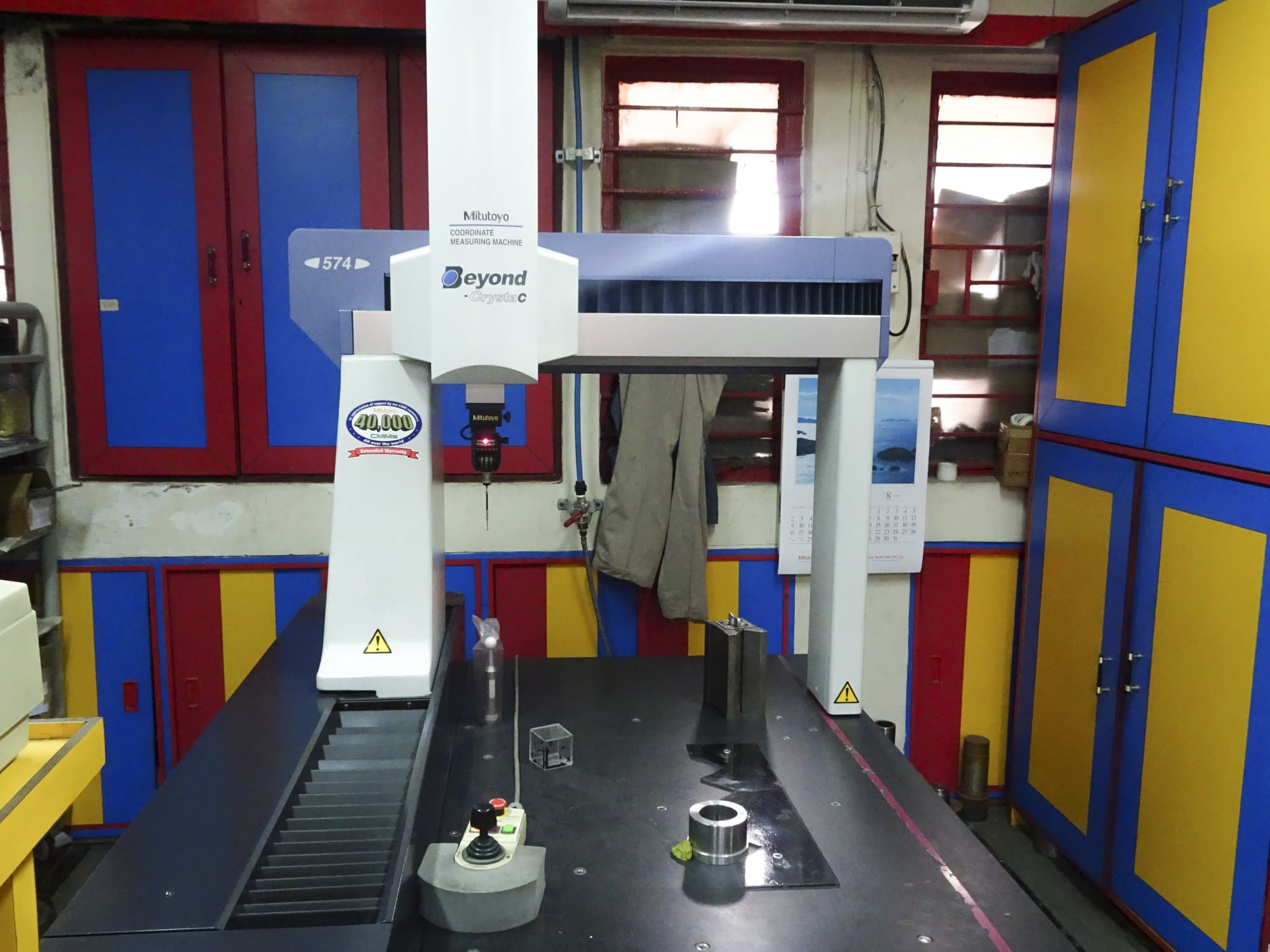 Widok z przodu maszyny Mitutoyo Crysta-Apex C574