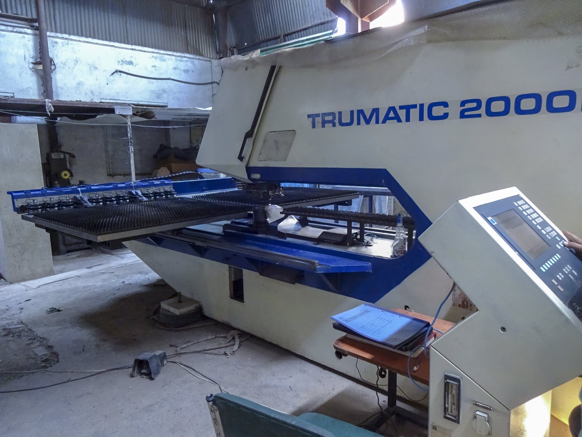 Widok z przodu maszyny Trumpf Trumatic 2000 R