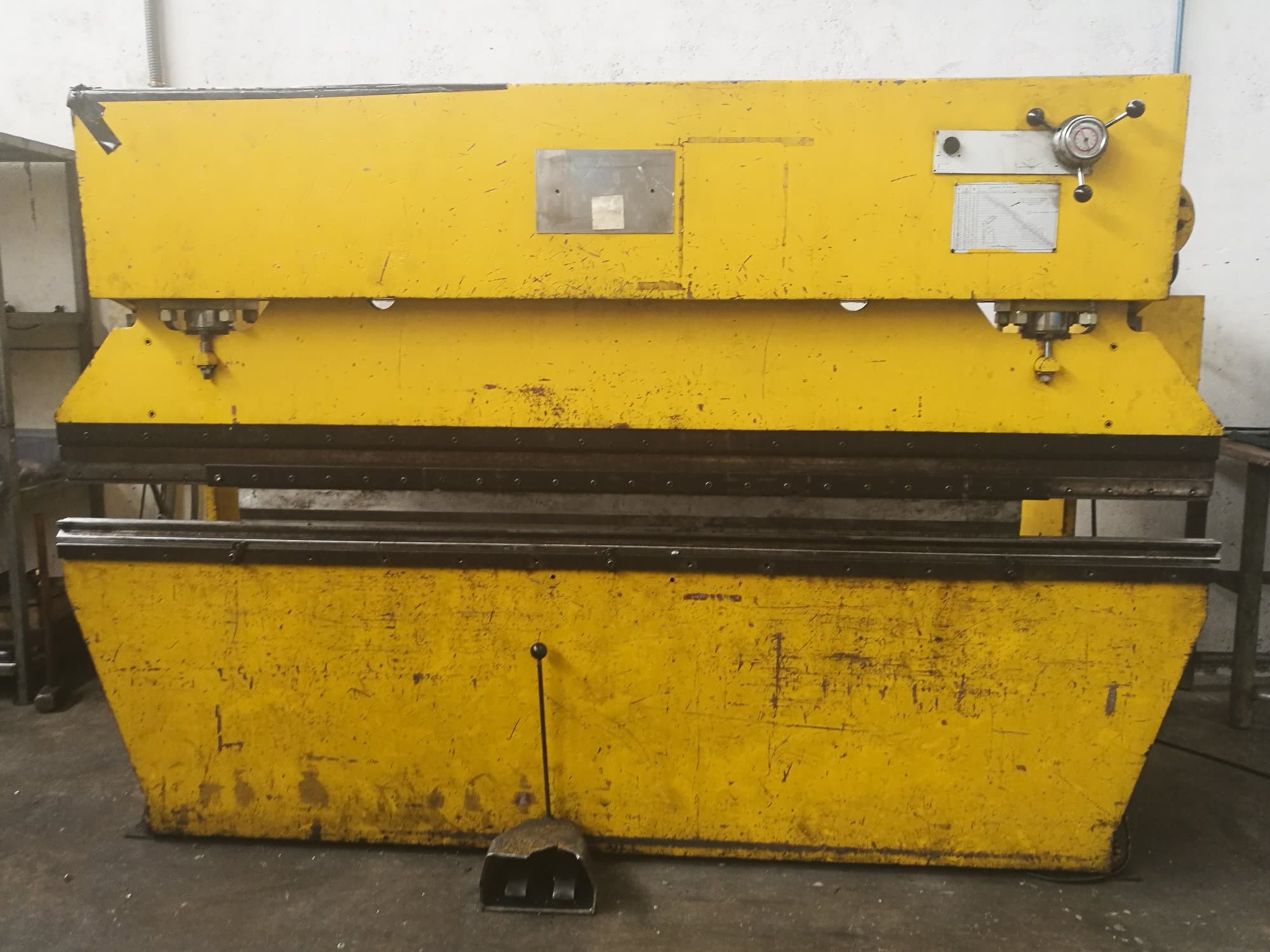 Widok z przodu maszyny Ajial 75 Tn