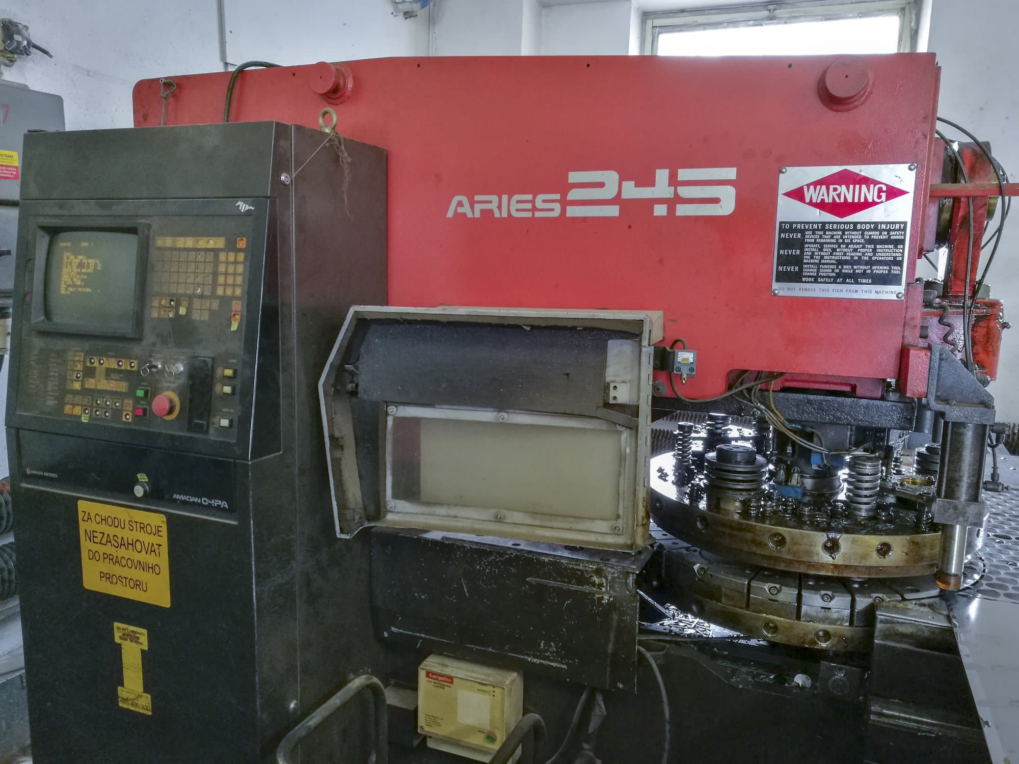 Widok z przodu maszyny AMADA ARIES 245