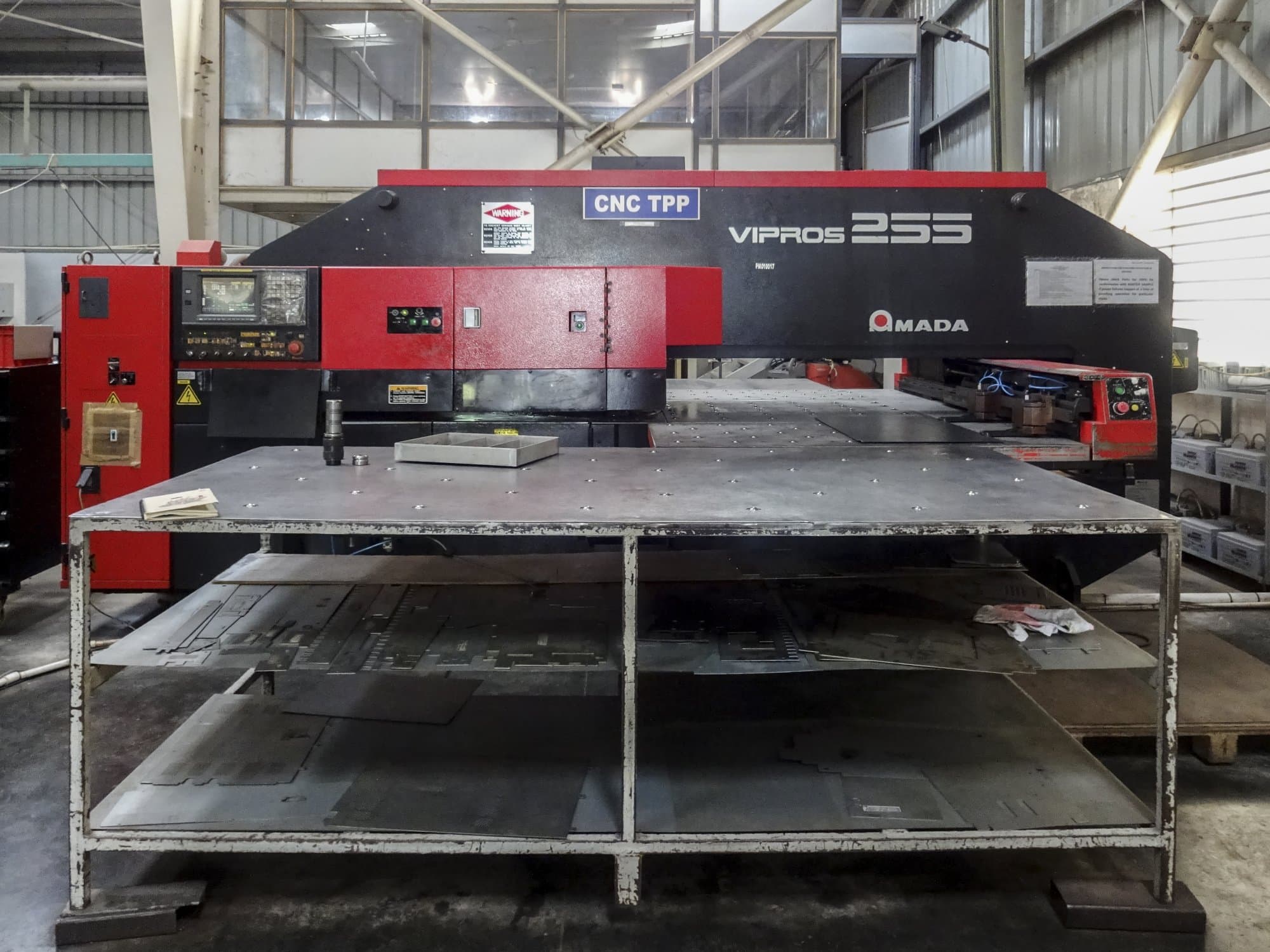 Widok z przodu maszyny AMADA Vipros 255