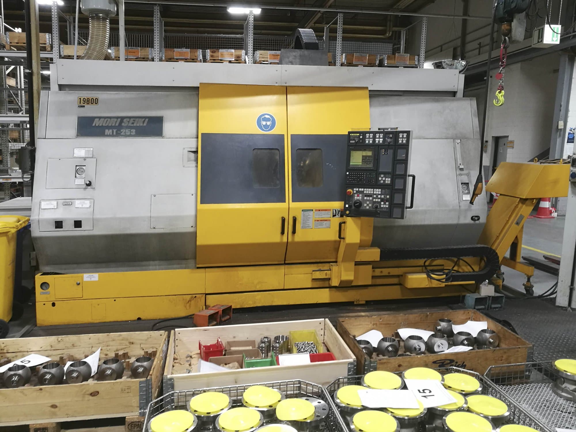 Widok z przodu maszyny MORI SEIKI MT-253/1000