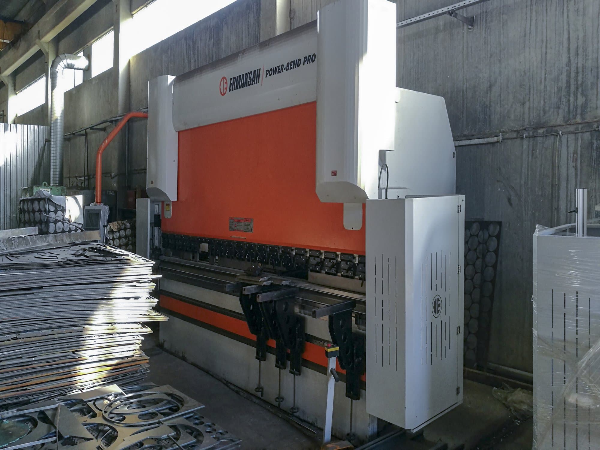 Widok z prawej maszyny ERMAKSAN POWER-BEND PRO