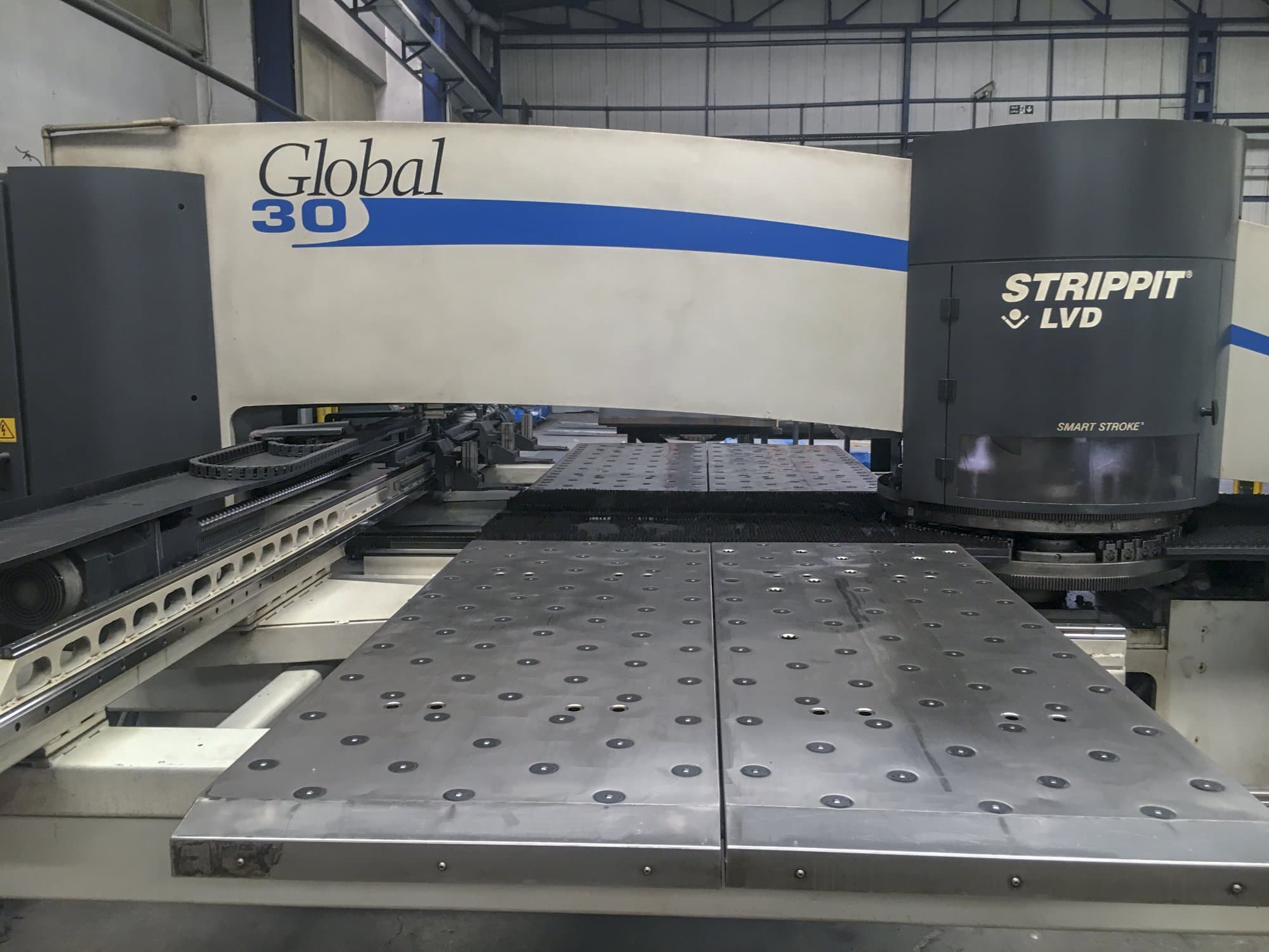 Widok z przodu maszyny LVD STRIPPIT Global 30 1525
