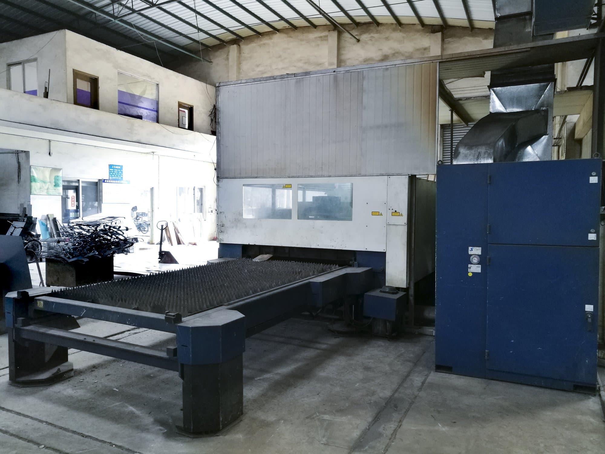 Widok z prawej 1 maszyny Trumpf TruLaser L3030