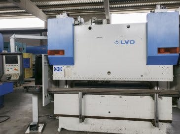 Widok z przodu maszyny LVD PPEB 80/25 CAD-CNC