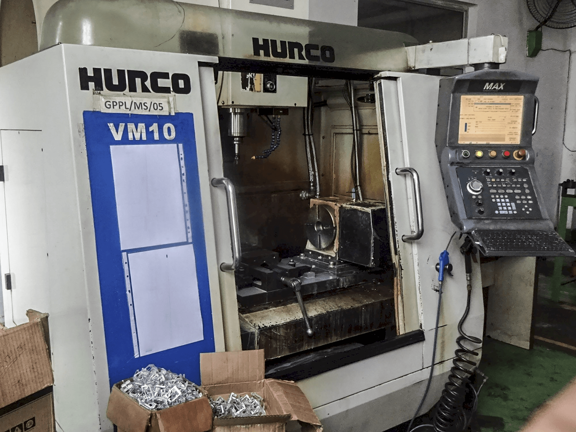 Widok z lewej maszyny Hurco VM10