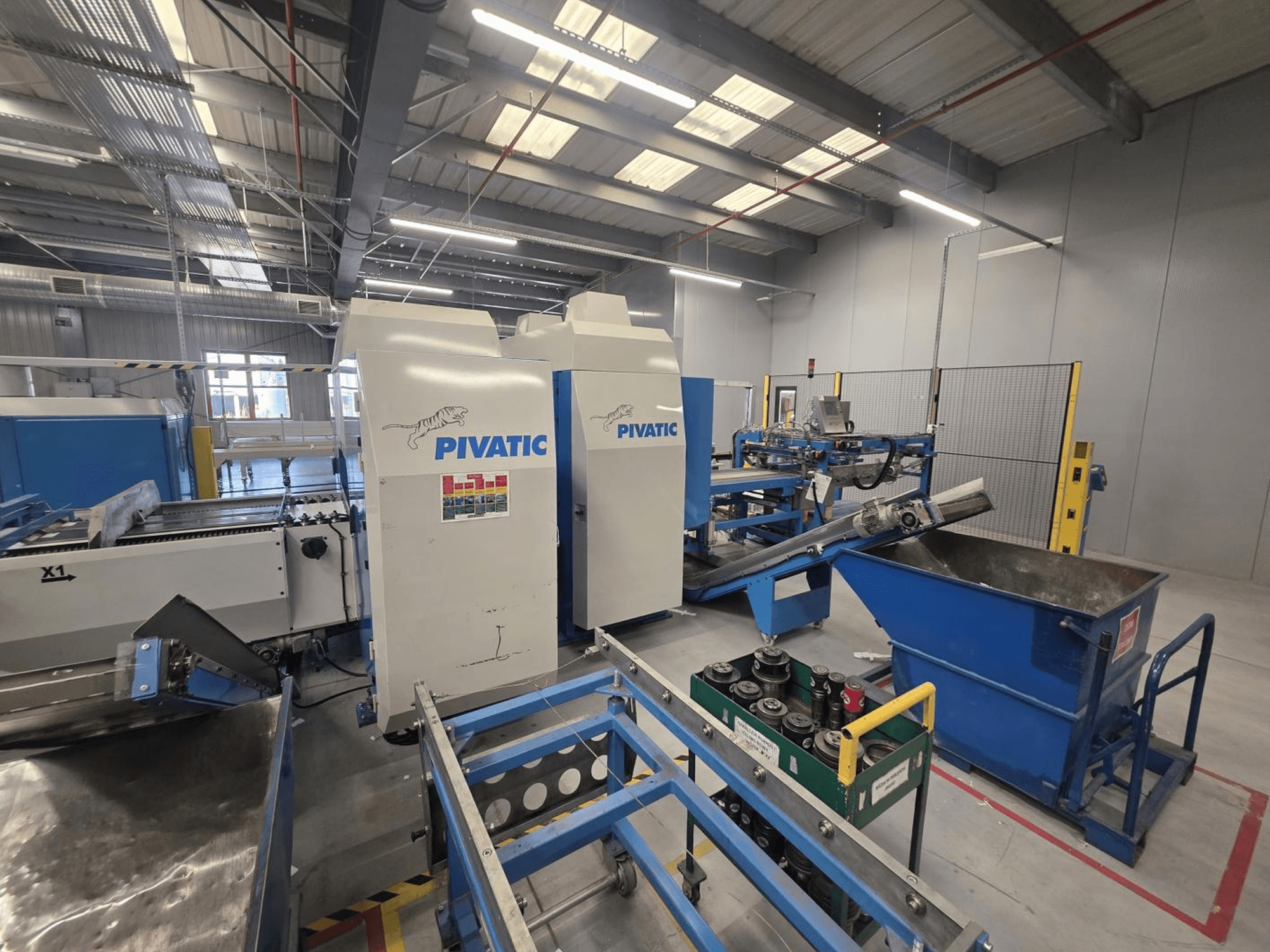 Wykrawarka CNC Pivatic PCC80-e TT HT – widok z przodu przedstawiający konfigurację roboczą, przenośnik i pojemnik na odpady.
