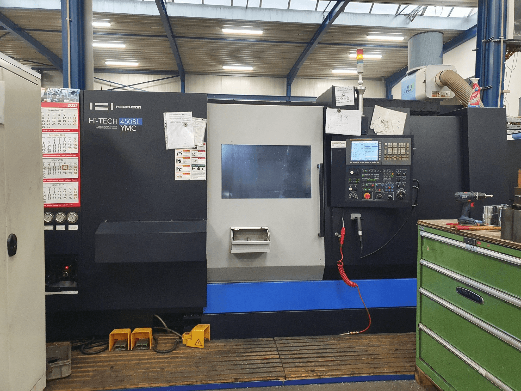 Widok z przodu maszyny HWACHEON HI-TECH 450BL YMC