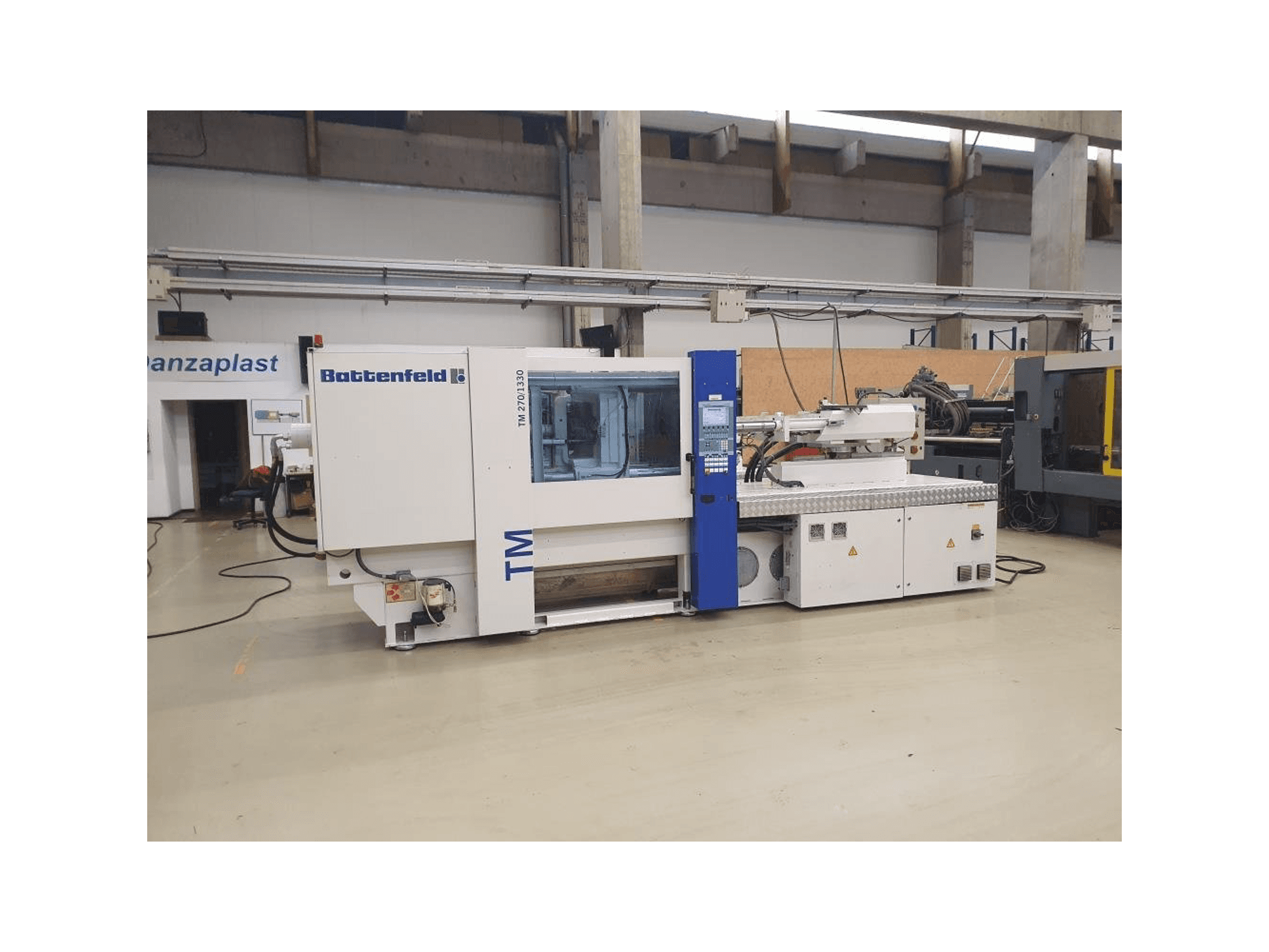 Widok z przodu maszyny Battenfeld TM 2700 / 1330 B4
