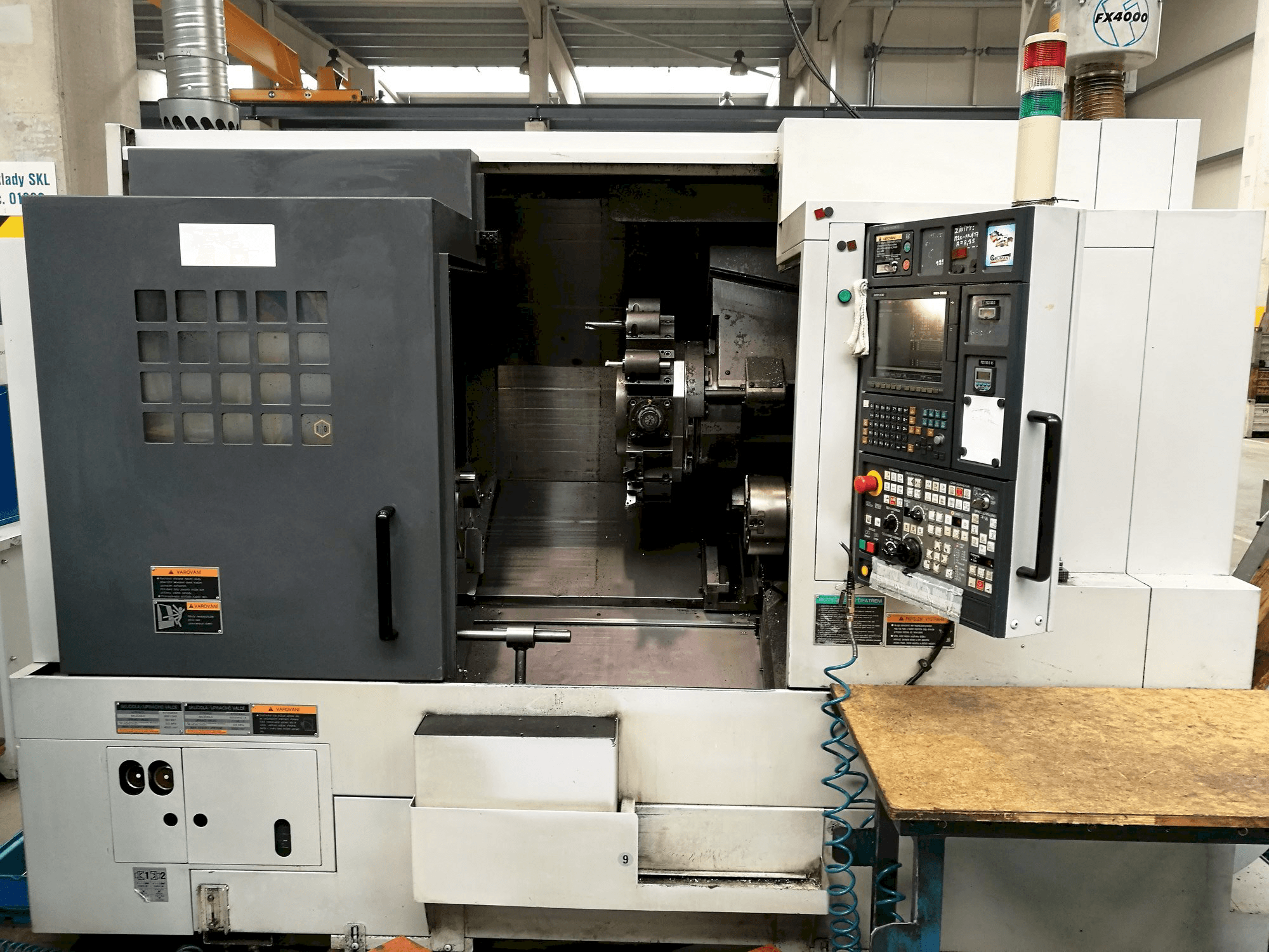 Widok z przodu maszyny MORI SEIKI NL 2500 SY/700