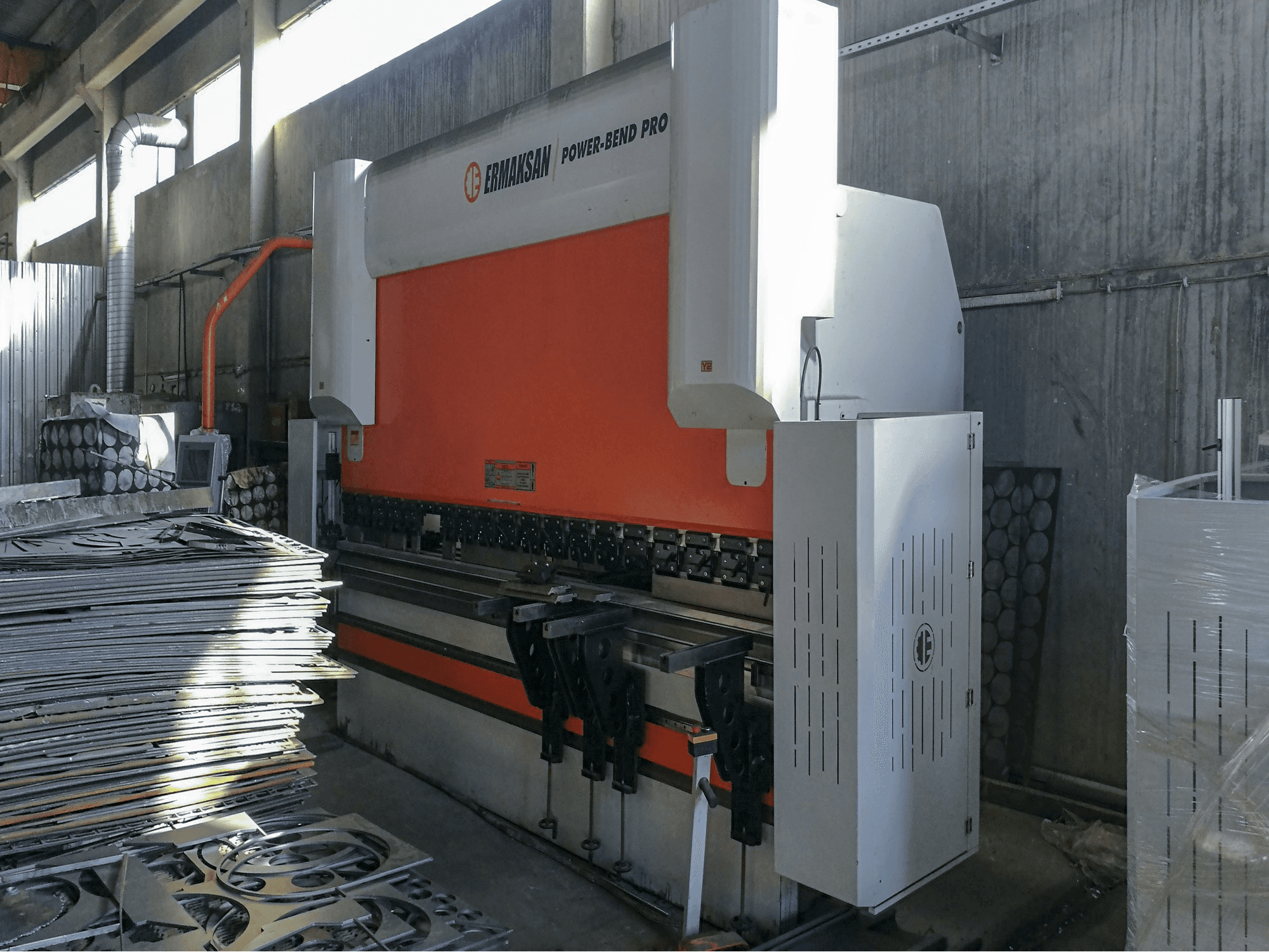 Widok z prawej maszyny ERMAKSAN POWER-BEND PRO