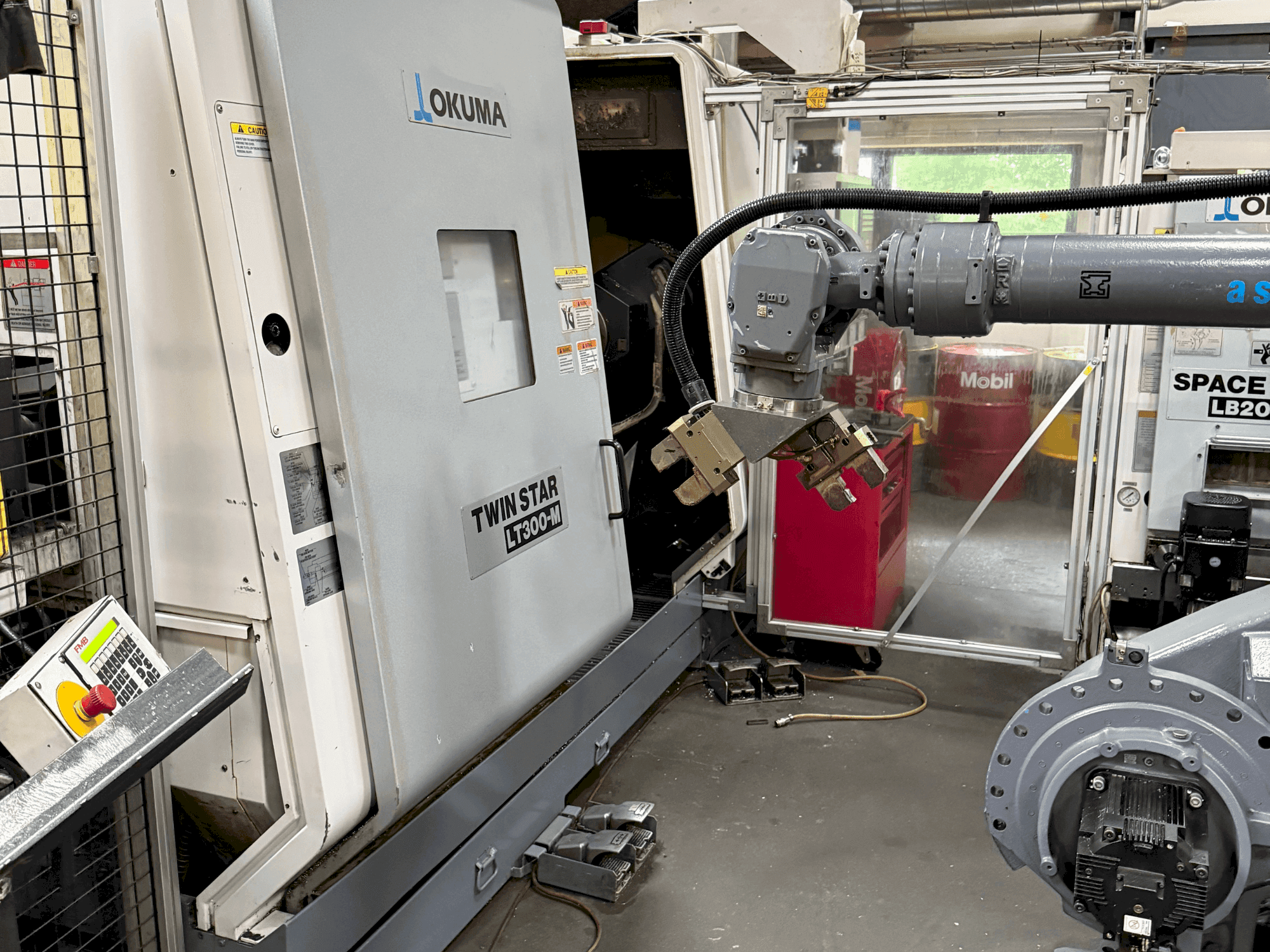 Widok z przodu maszyny Okuma Twinstar LT300-M