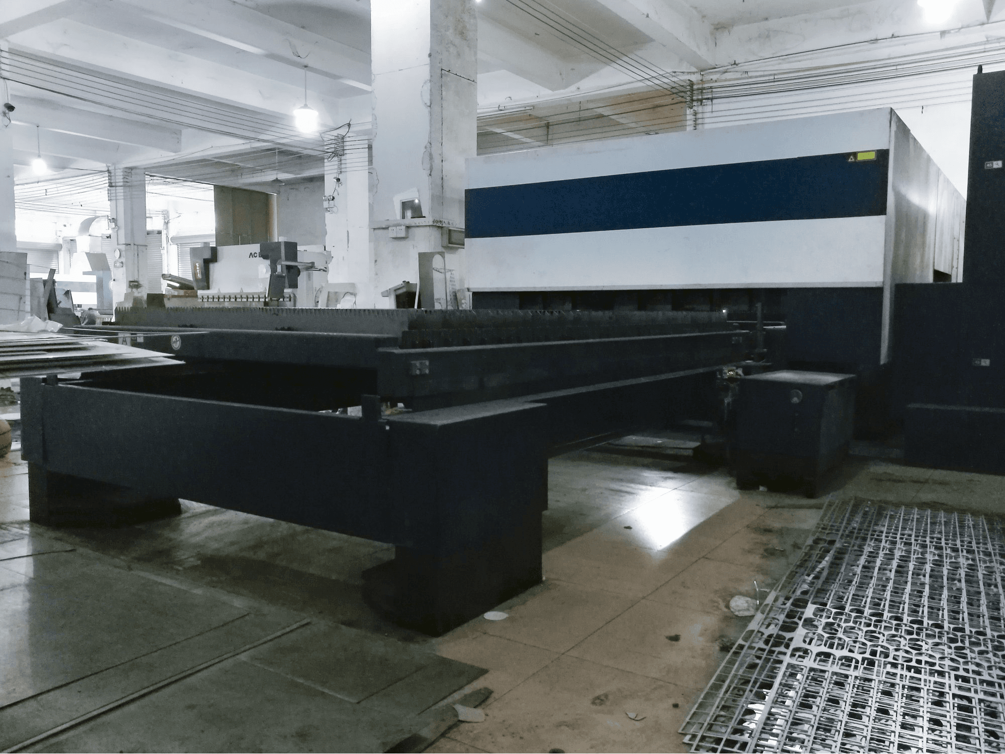 Widok z prawej 1 maszyny Trumpf TruLaser 3030