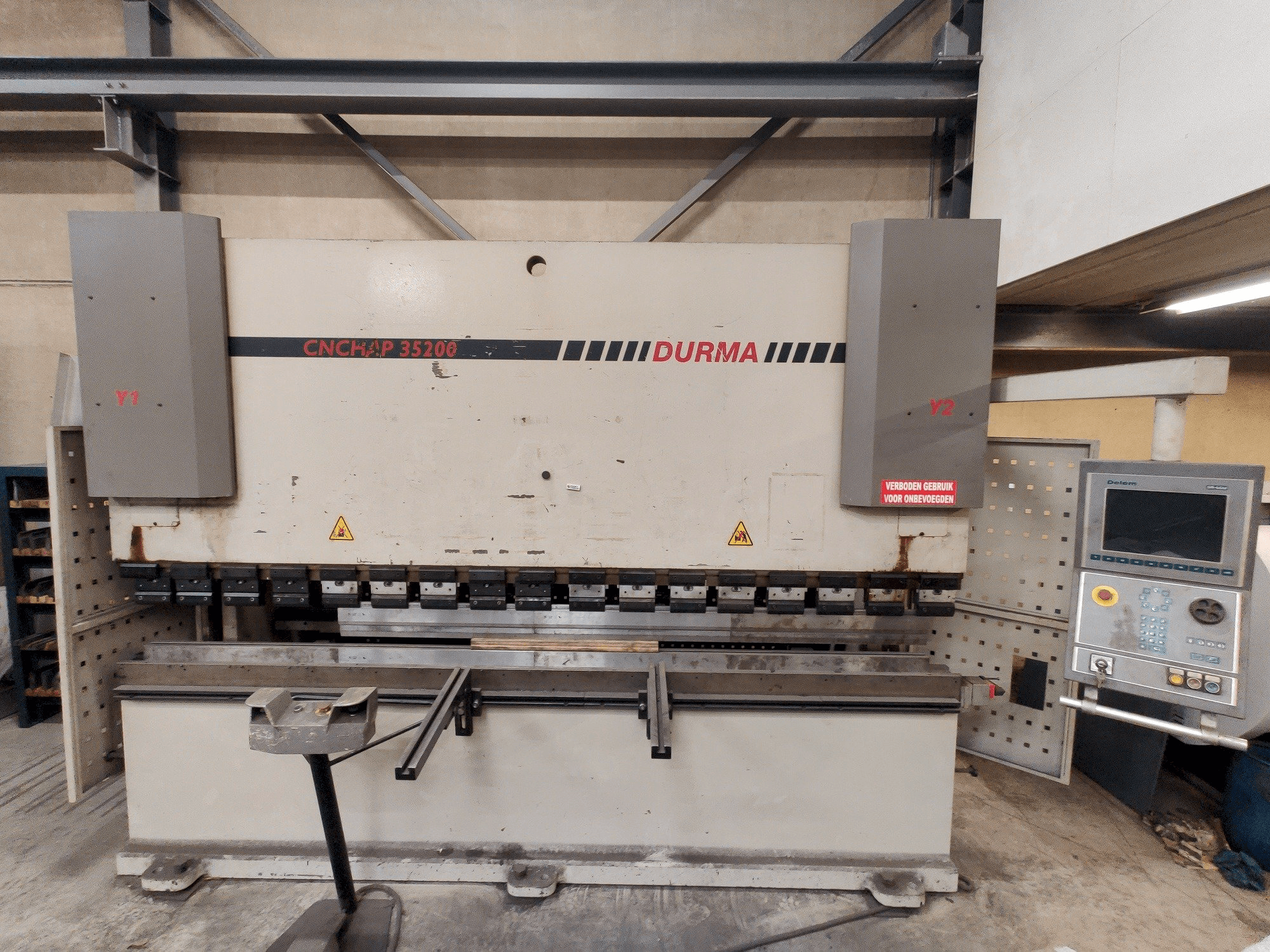 Widok z przodu maszyny Durma CNC HAP 35200