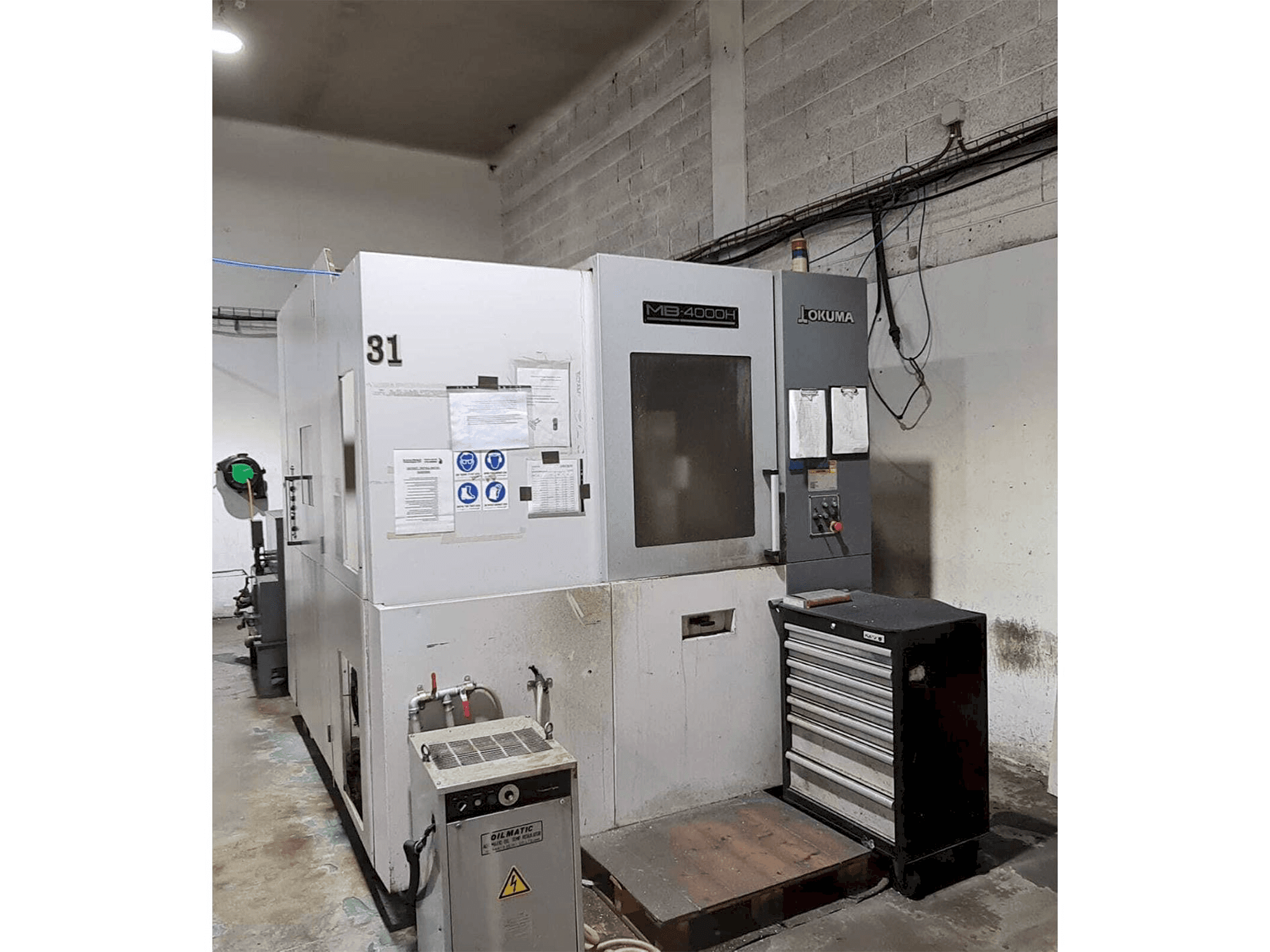 Widok z przodu maszyny Okuma MB-4000H