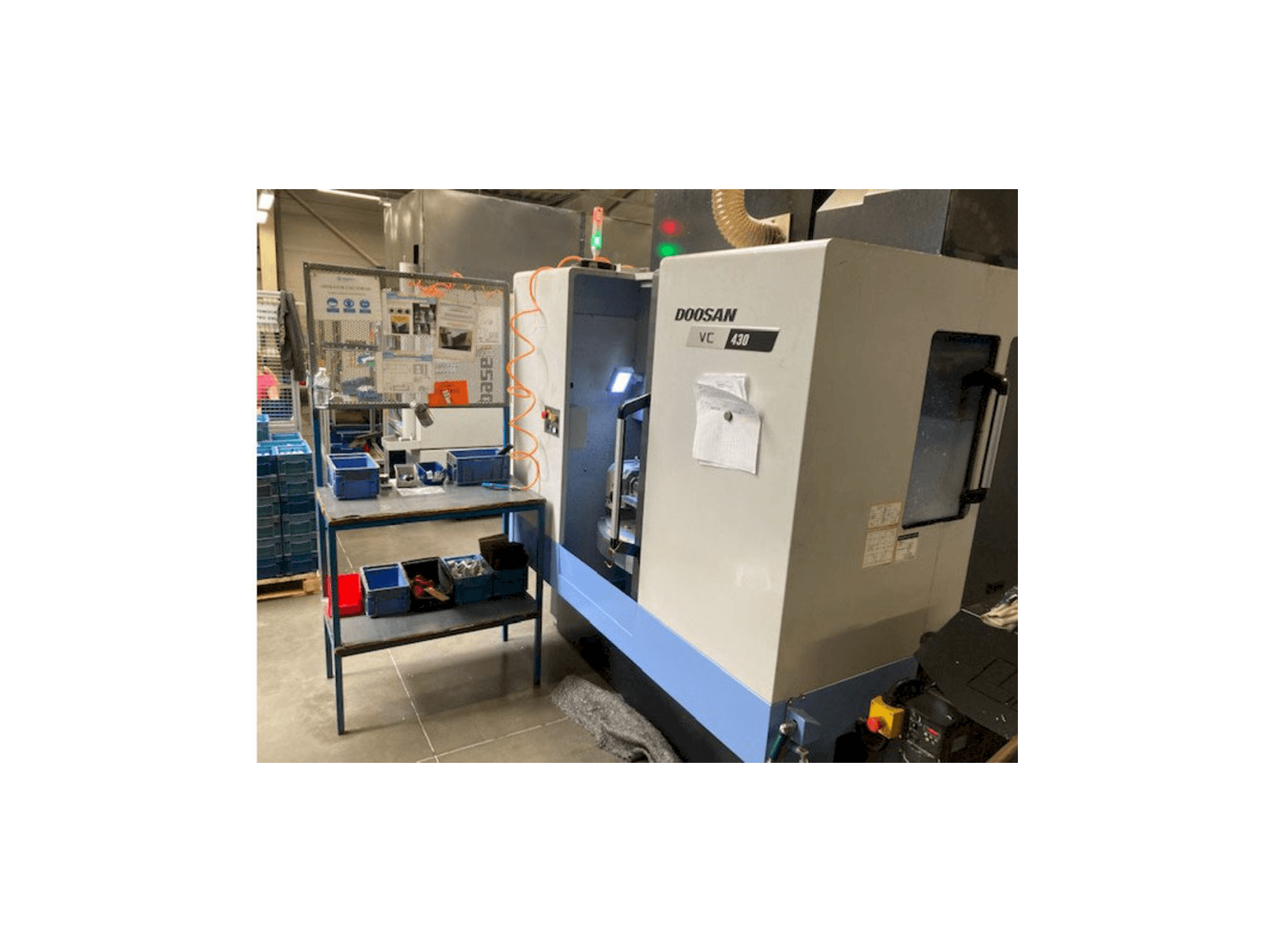 Widok z przodu maszyny Doosan VC 430