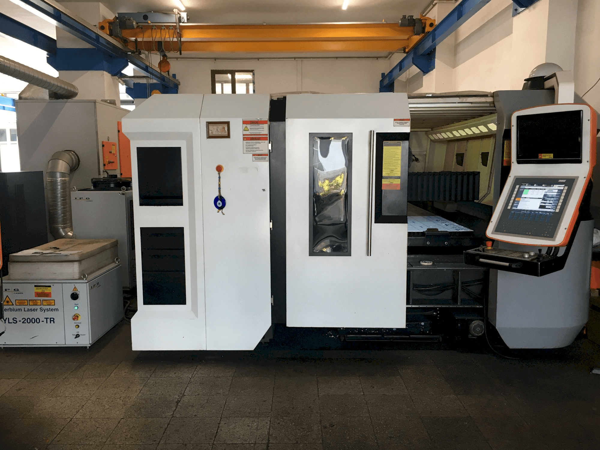 Widok z przodu maszyny ERMAKSAN FIBERMAK Momentum Gen-3