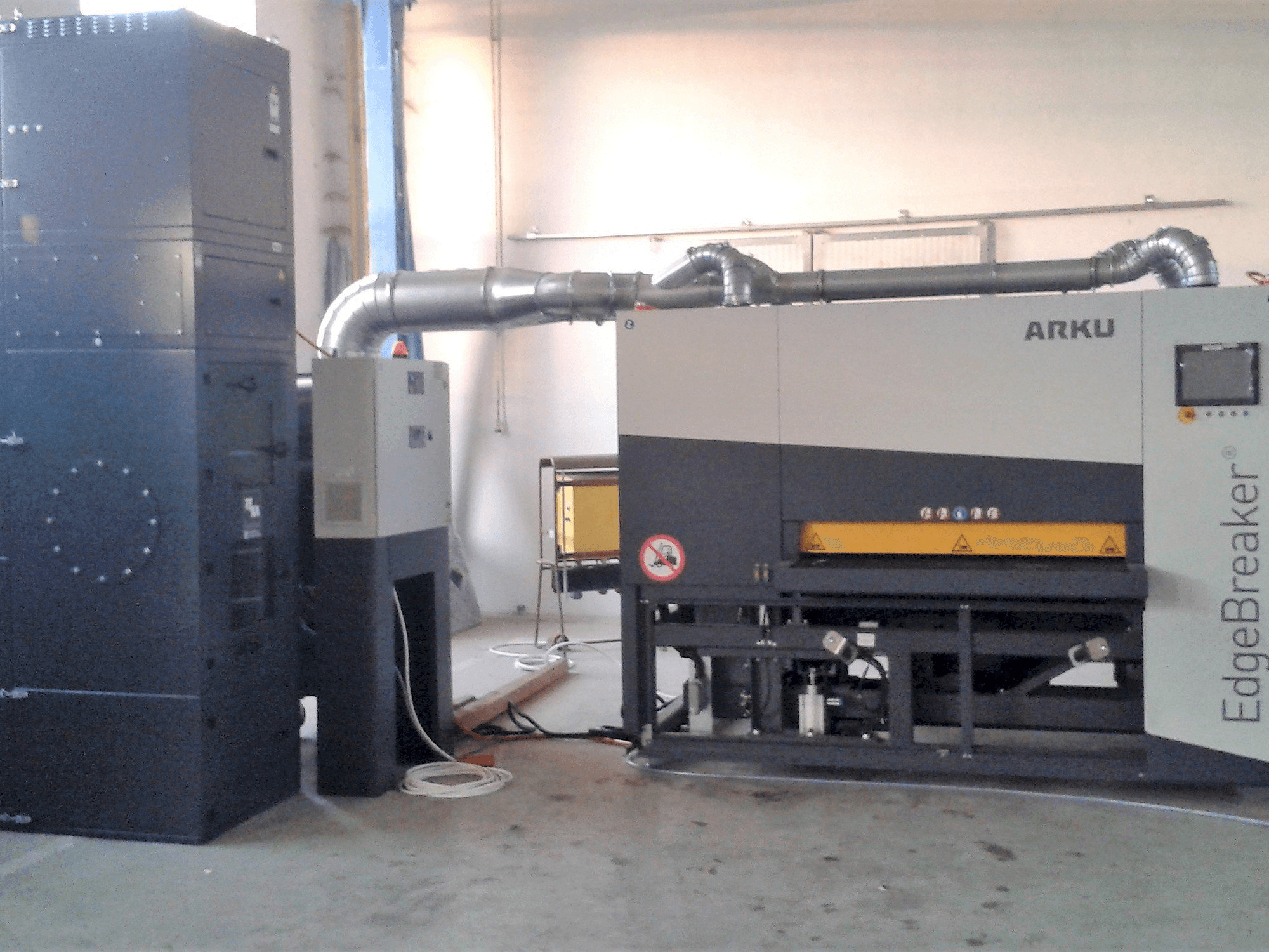 Widok z przodu maszyny ARKU EdgeBreaker 4000