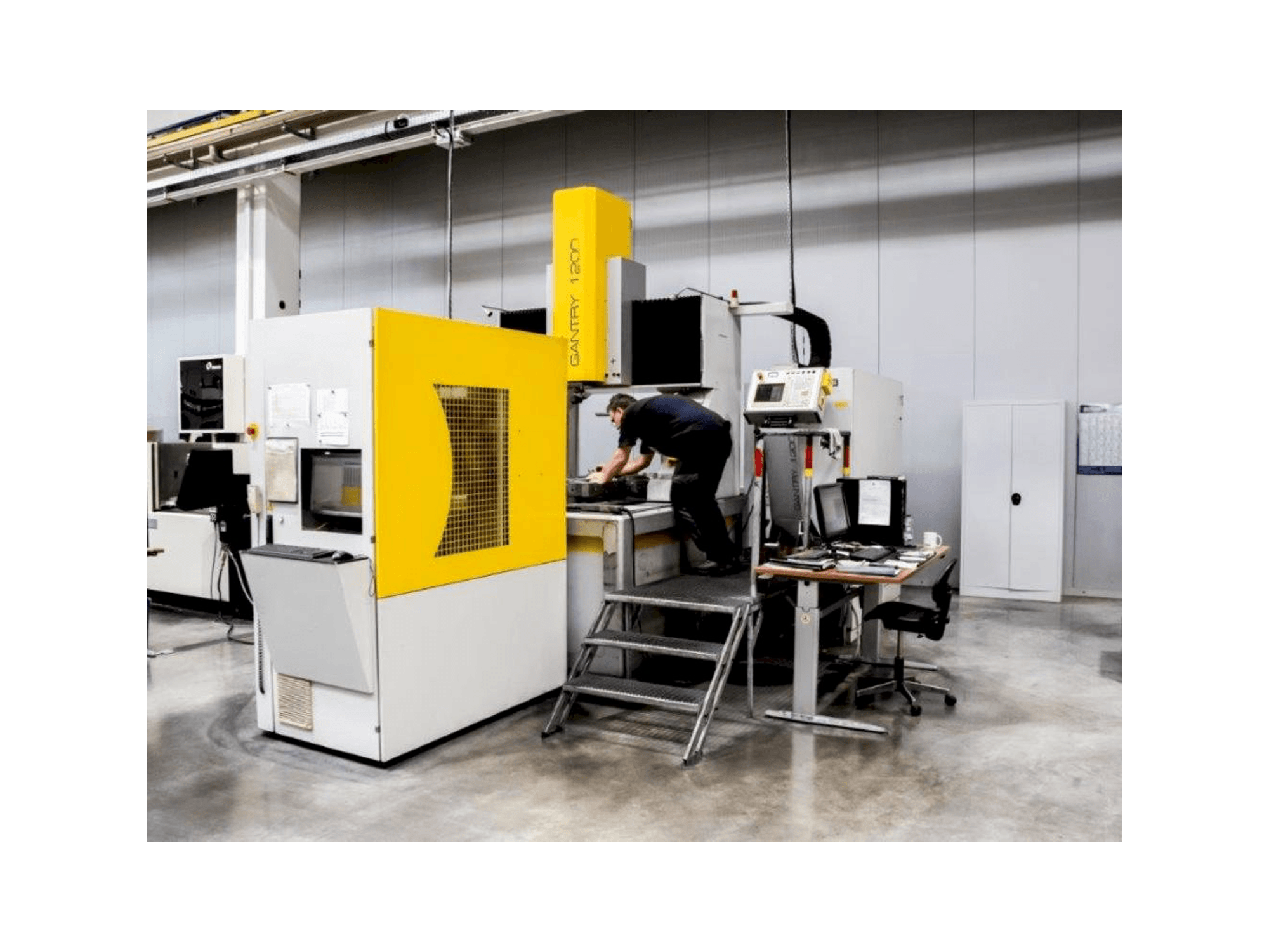 Widok z przodu maszyny OPS-INGERSOLL Gantry 1200