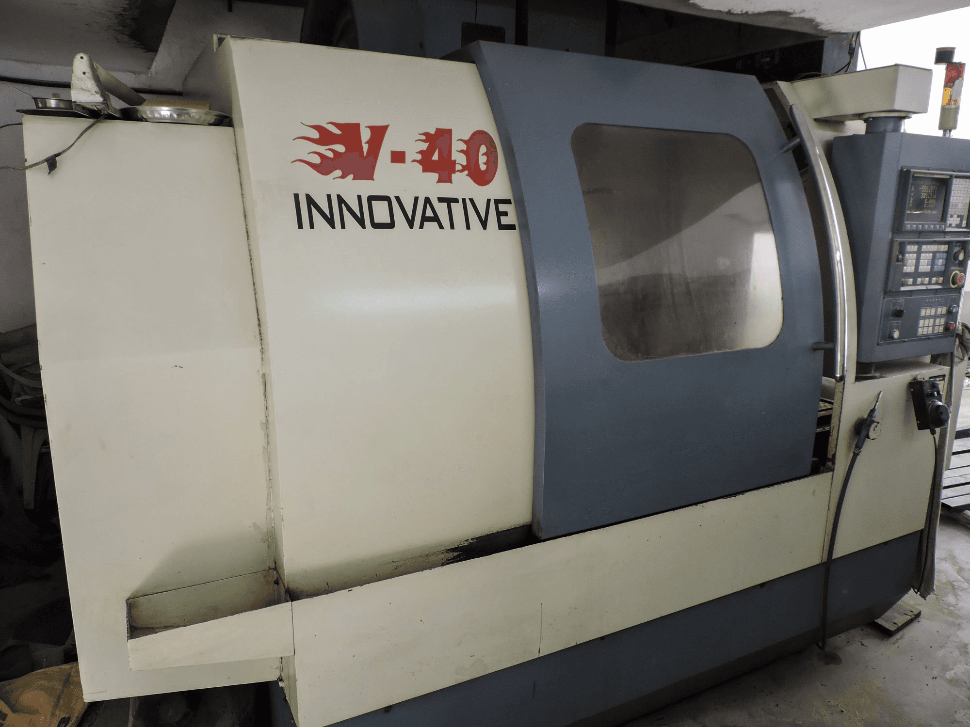 Widok z lewej maszyny Leadwell V-40