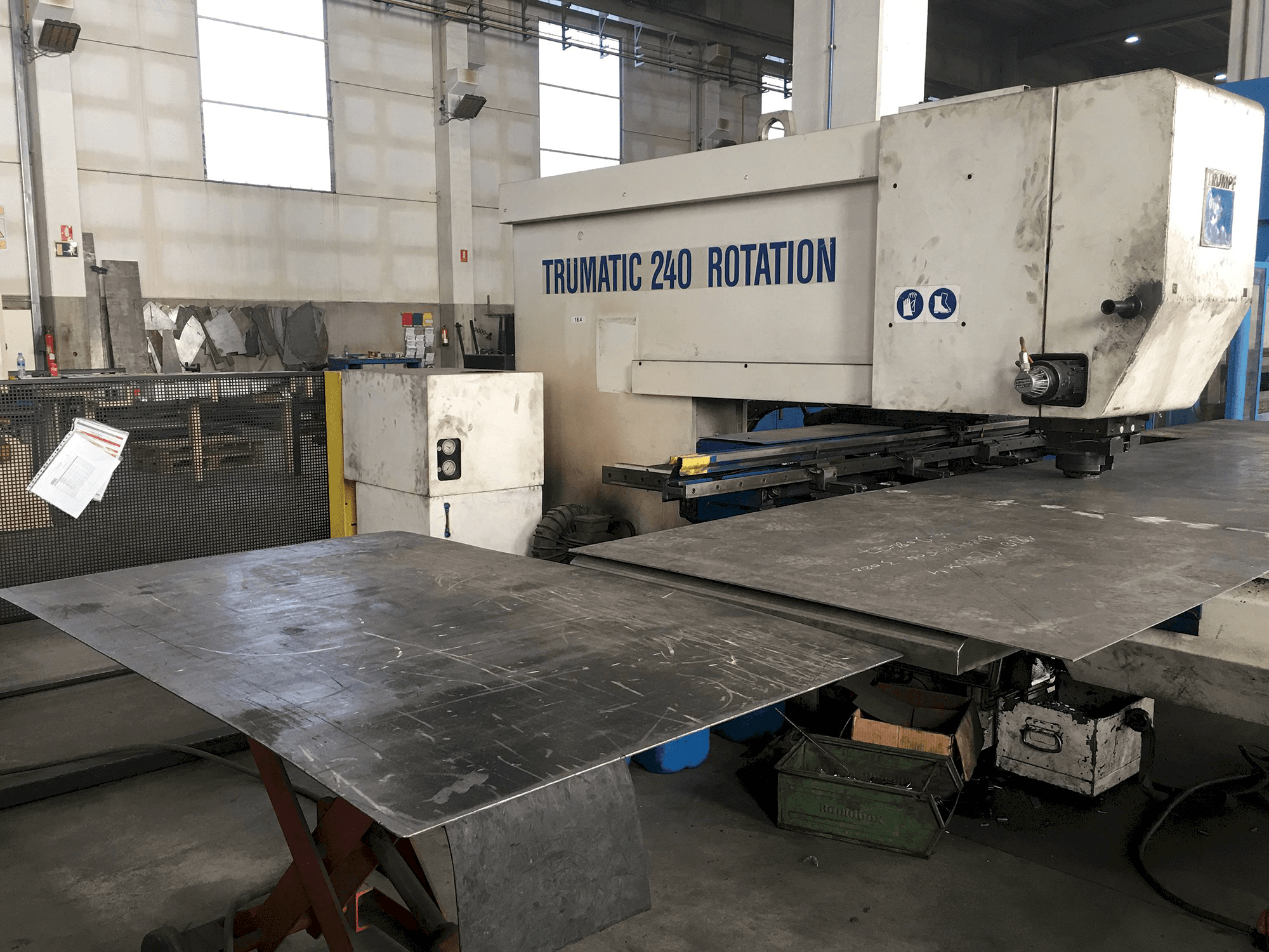 Widok z lewej maszyny Trumpf Trumatic 240