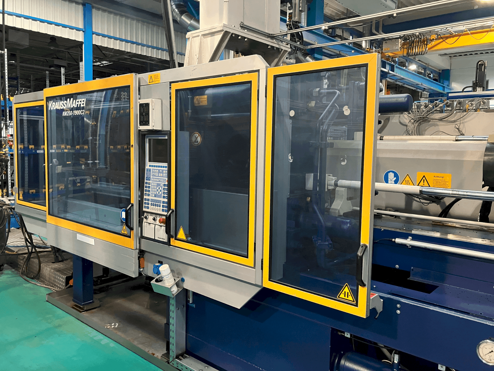 Widok z przodu maszyny Krauss Maffei 250-1900 C2 (2005)