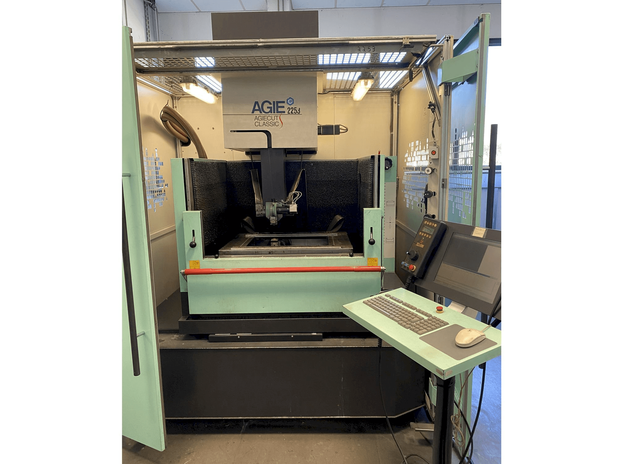 Widok z przodu maszyny AGIE Agiecut Classic 3s