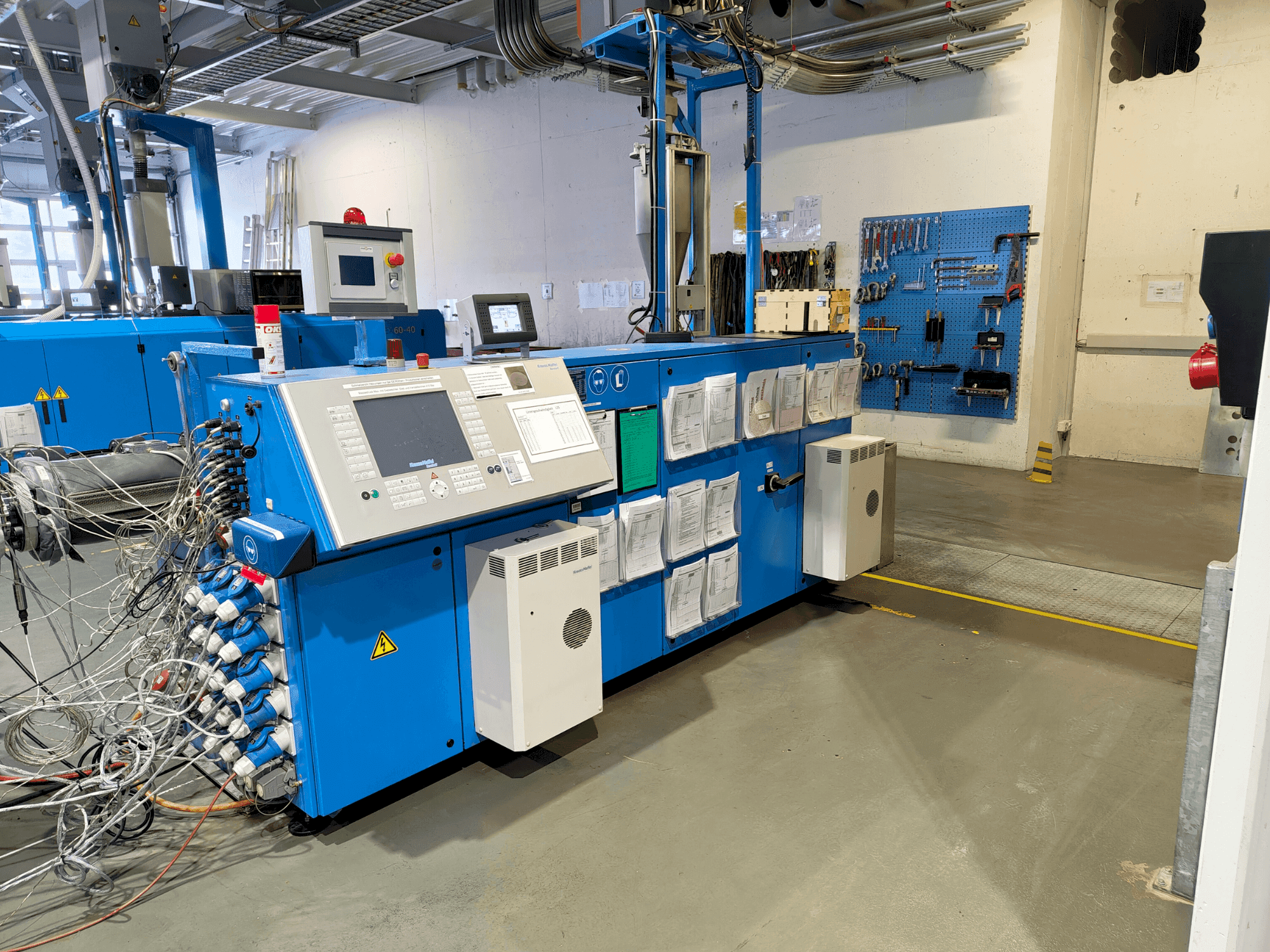 Widok z przodu maszyny Krauss Maffei KME 75-36 R AC