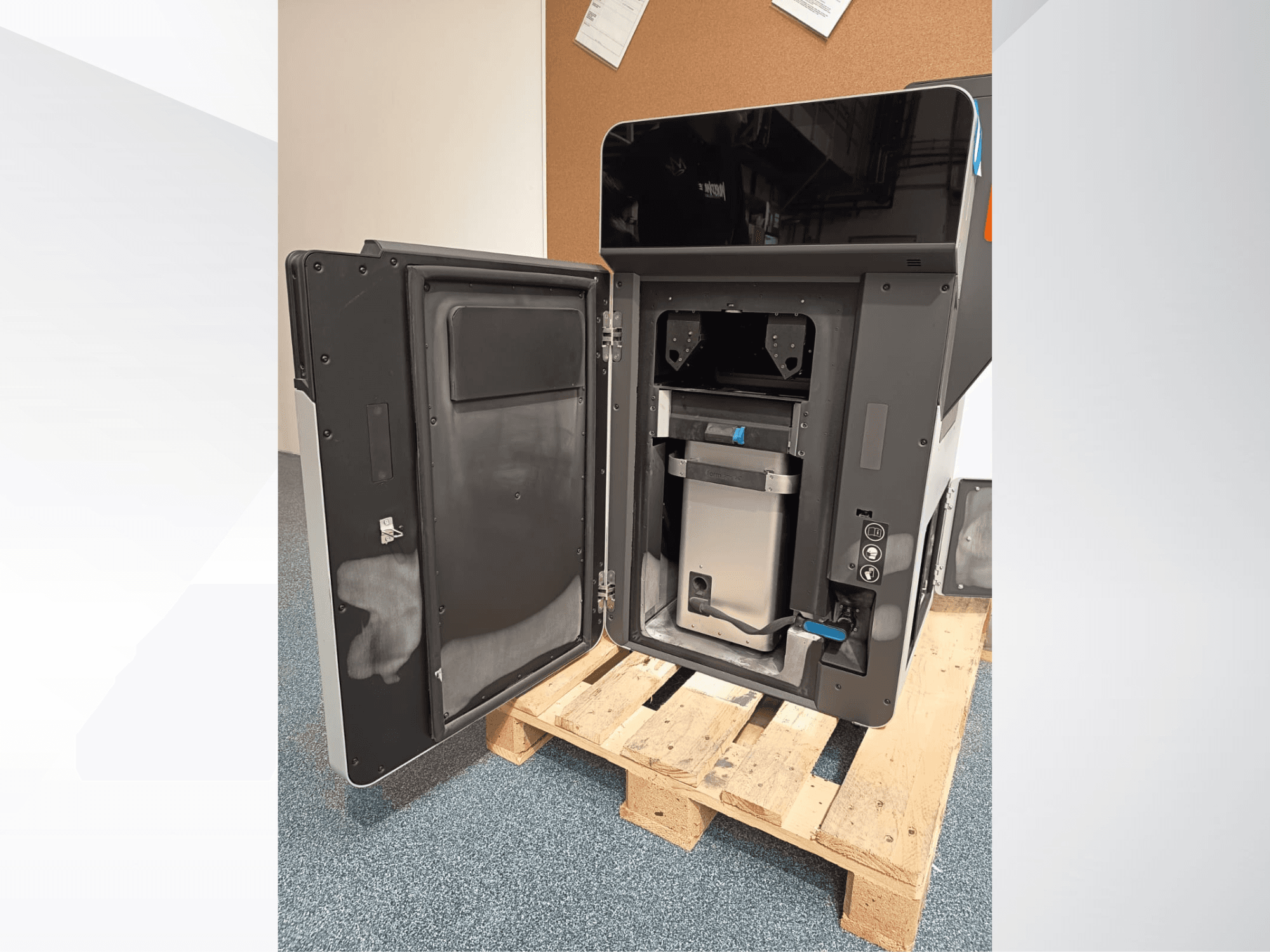 Plastikowa drukarka 3D FORMLABS Fuse 1, widok z boku z otwartymi drzwiami odsłaniającymi wewnętrzne komponenty i panel sterowania.