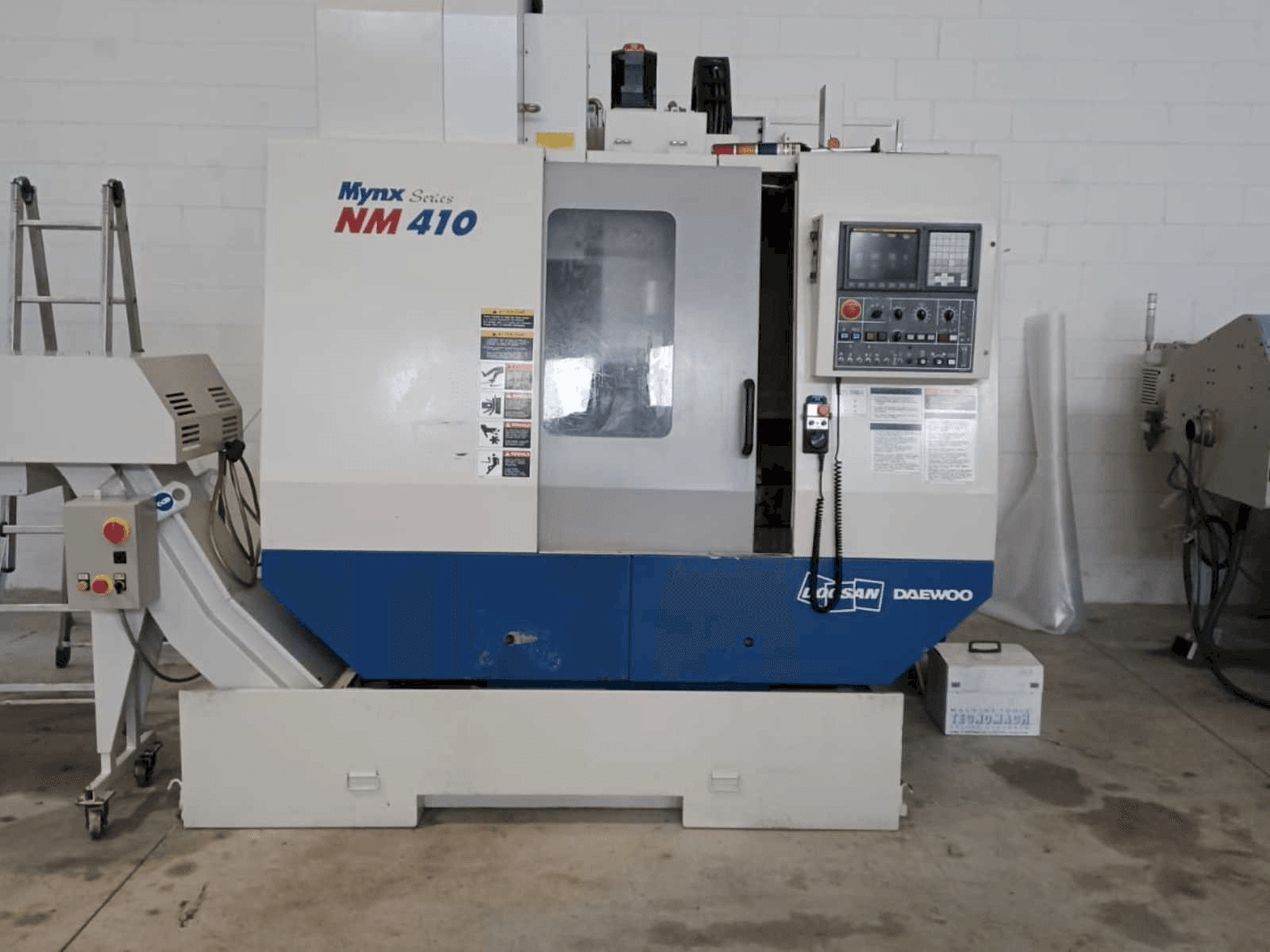 Widok z przodu maszyny Doosan Mynx NM 410