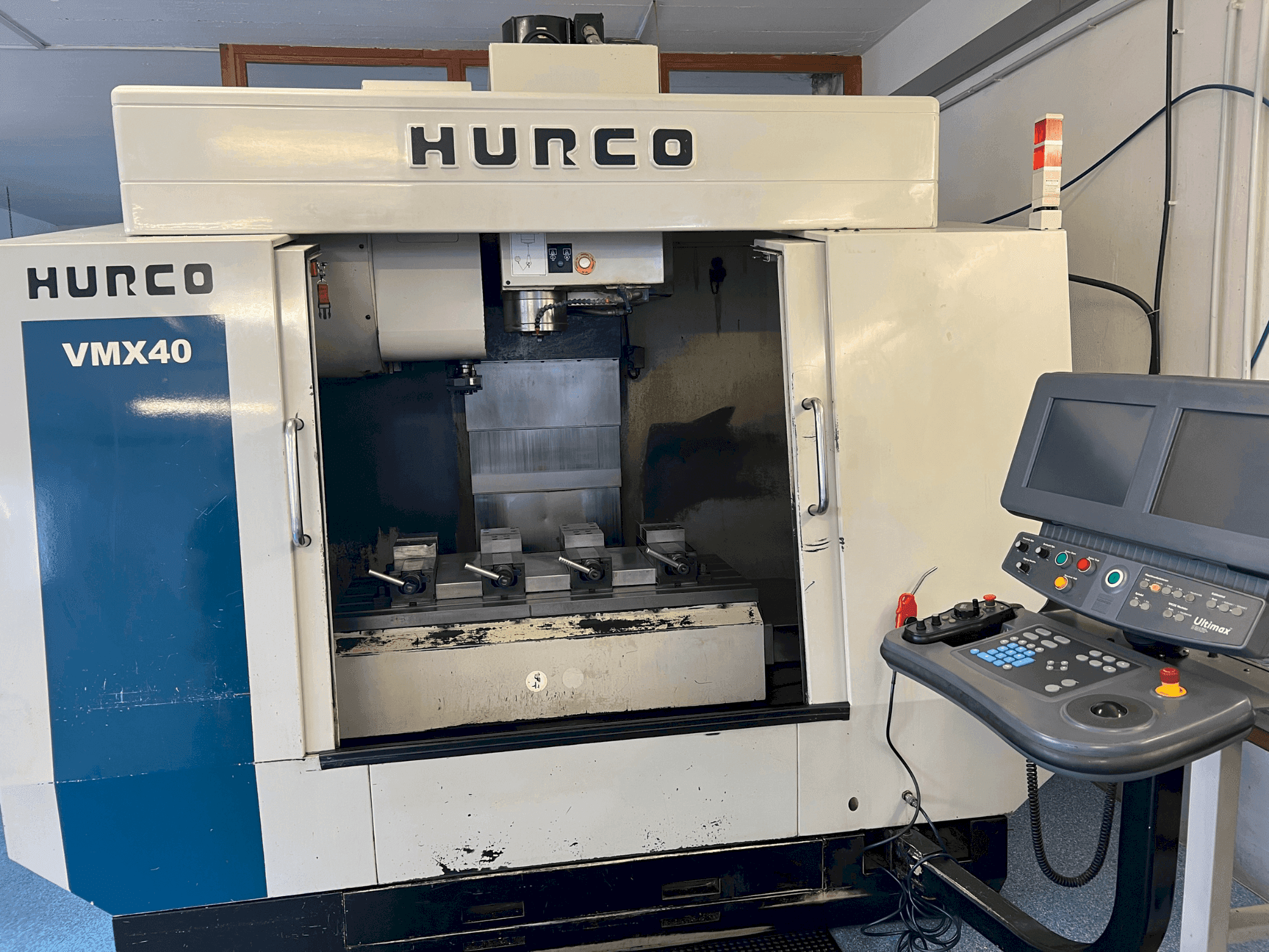Widok z przodu maszyny Hurco VMX40