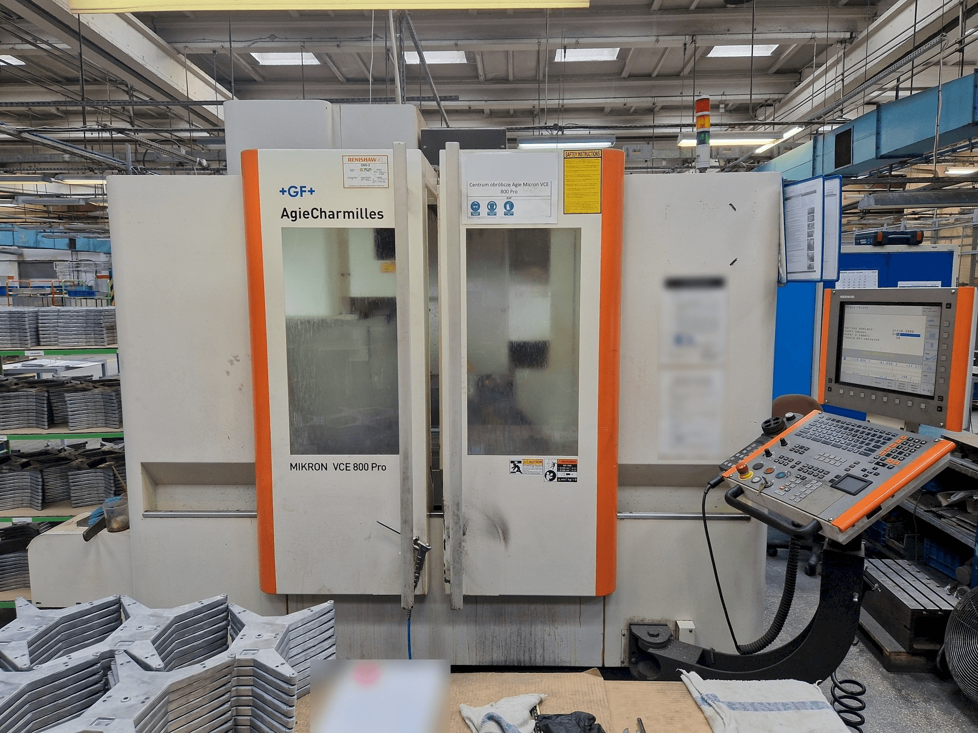 Widok z przodu maszyny AgieCharmilles MIKRON VCE 800 PRO