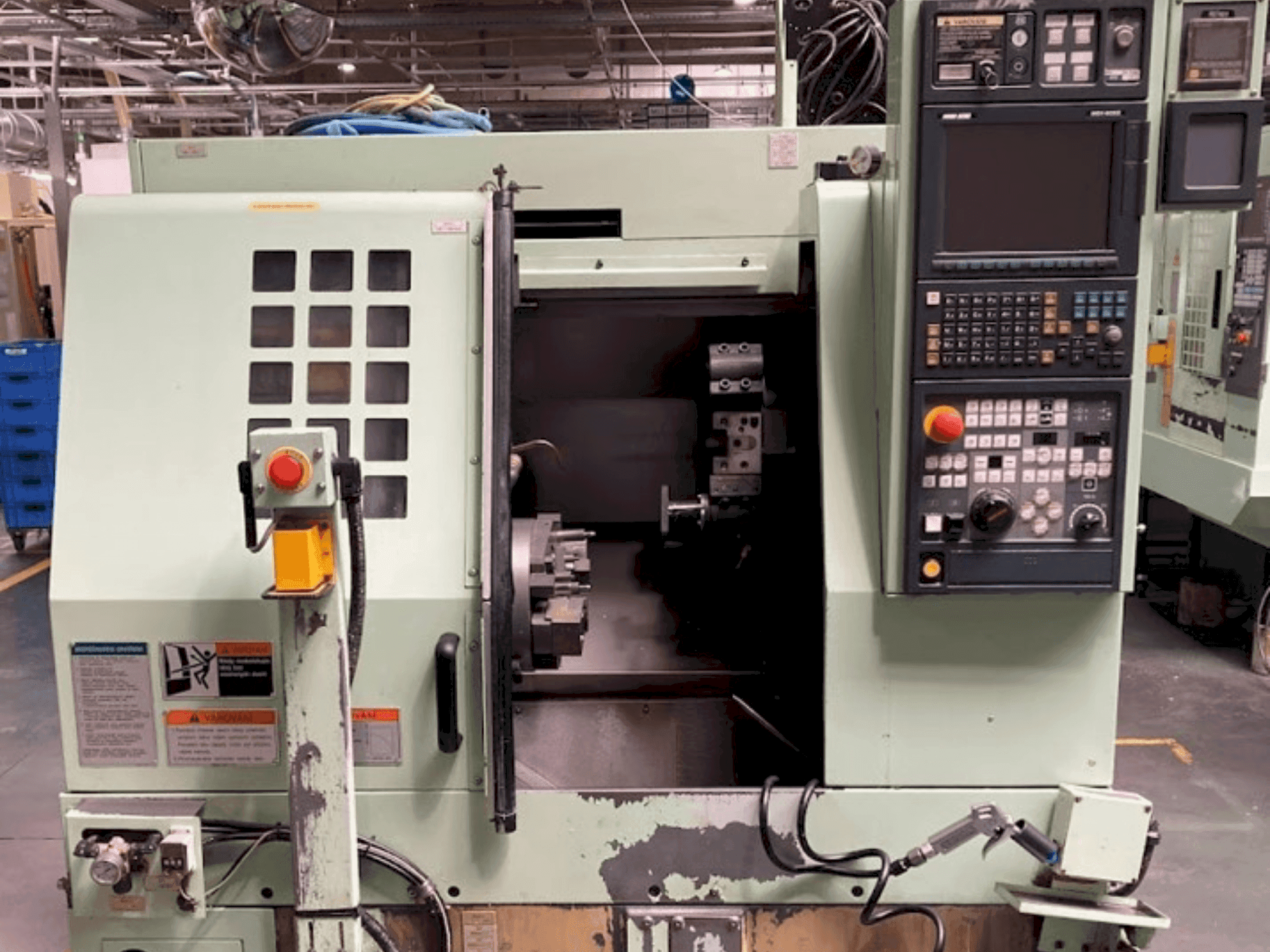 Widok z przodu maszyny MORI SEIKI CL2000B