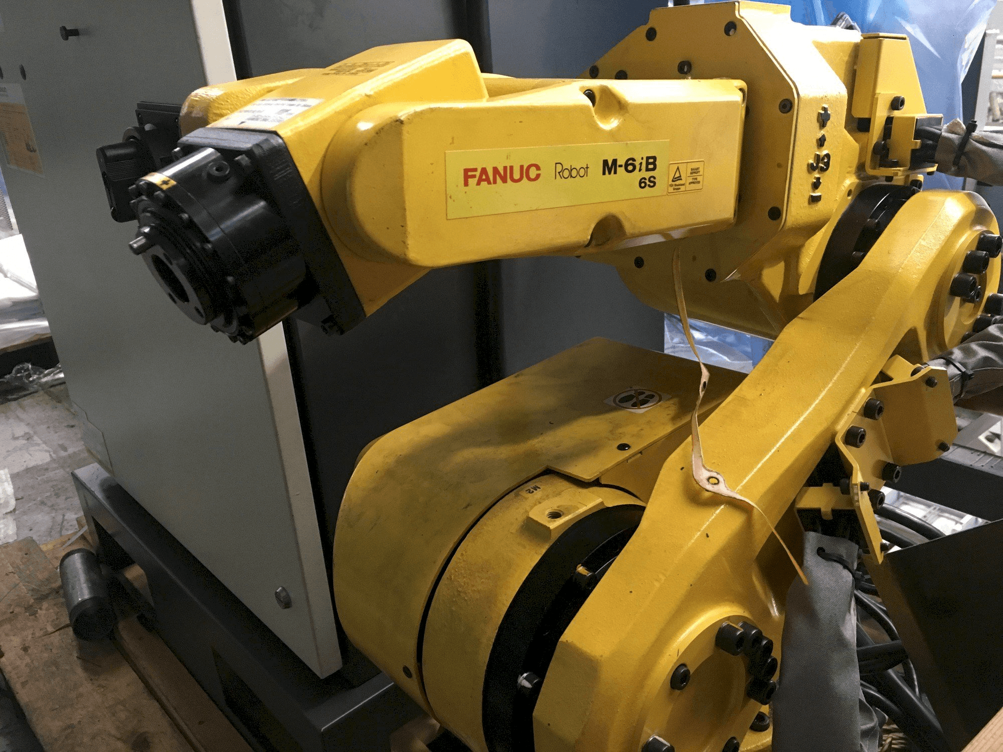 Widok z przodu maszyny FANUC M-6iB 6S