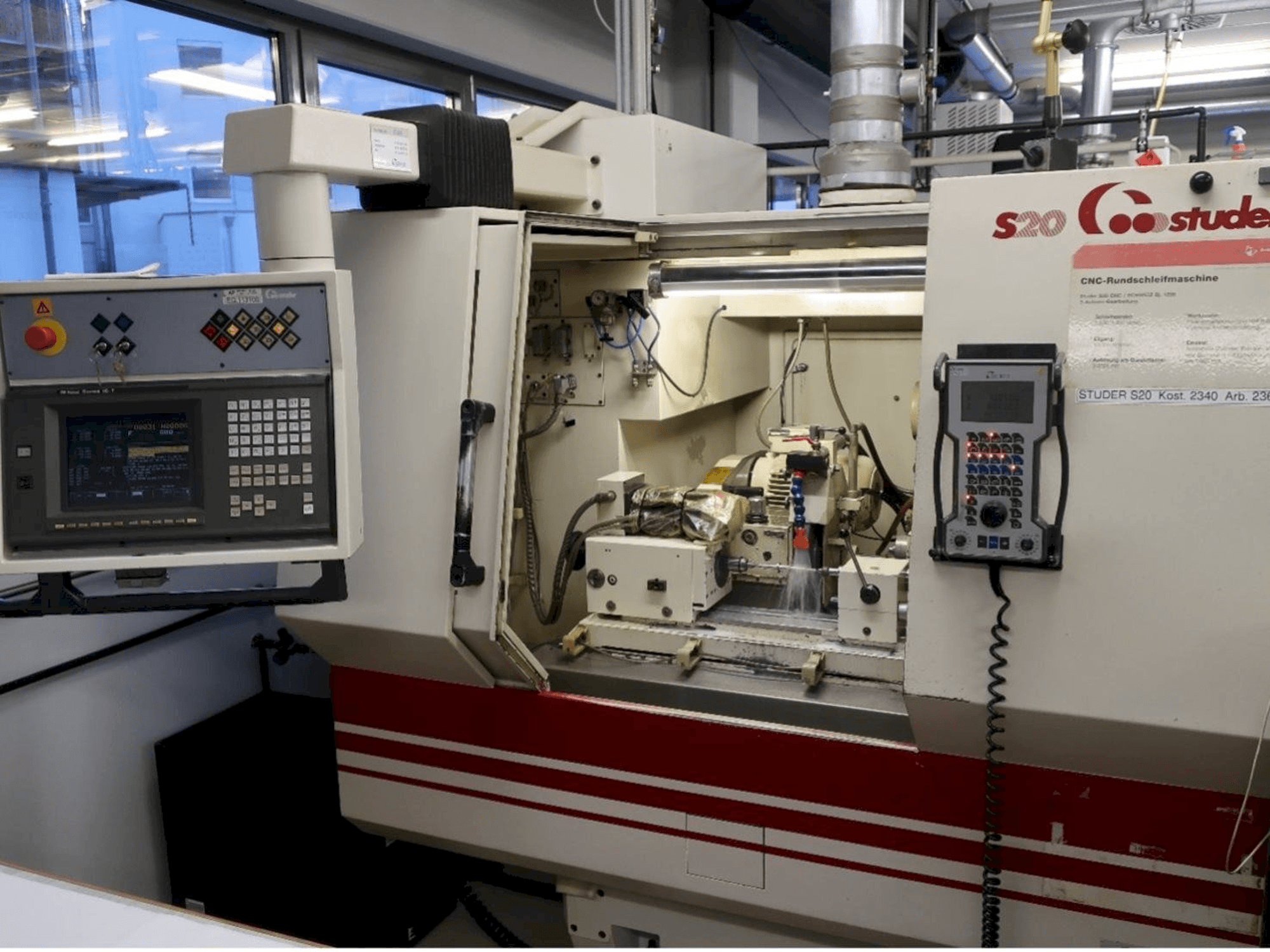 Widok z przodu maszyny STUDER S20-CNC